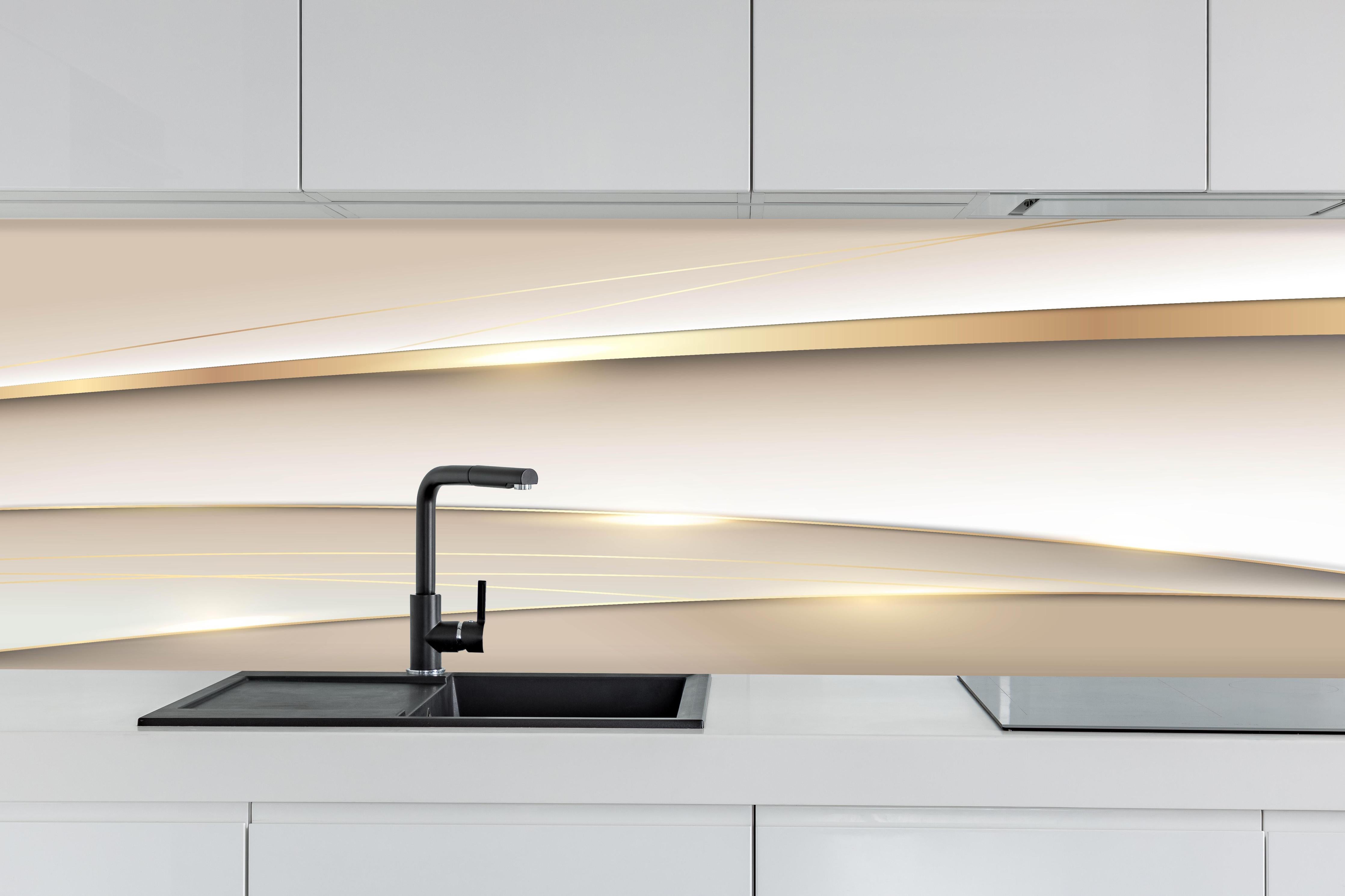 Küche - Modernes Weiß und Gold Wellen Muster hinter weißen Hochglanz-Küchenregalen und schwarzem Wasserhahn