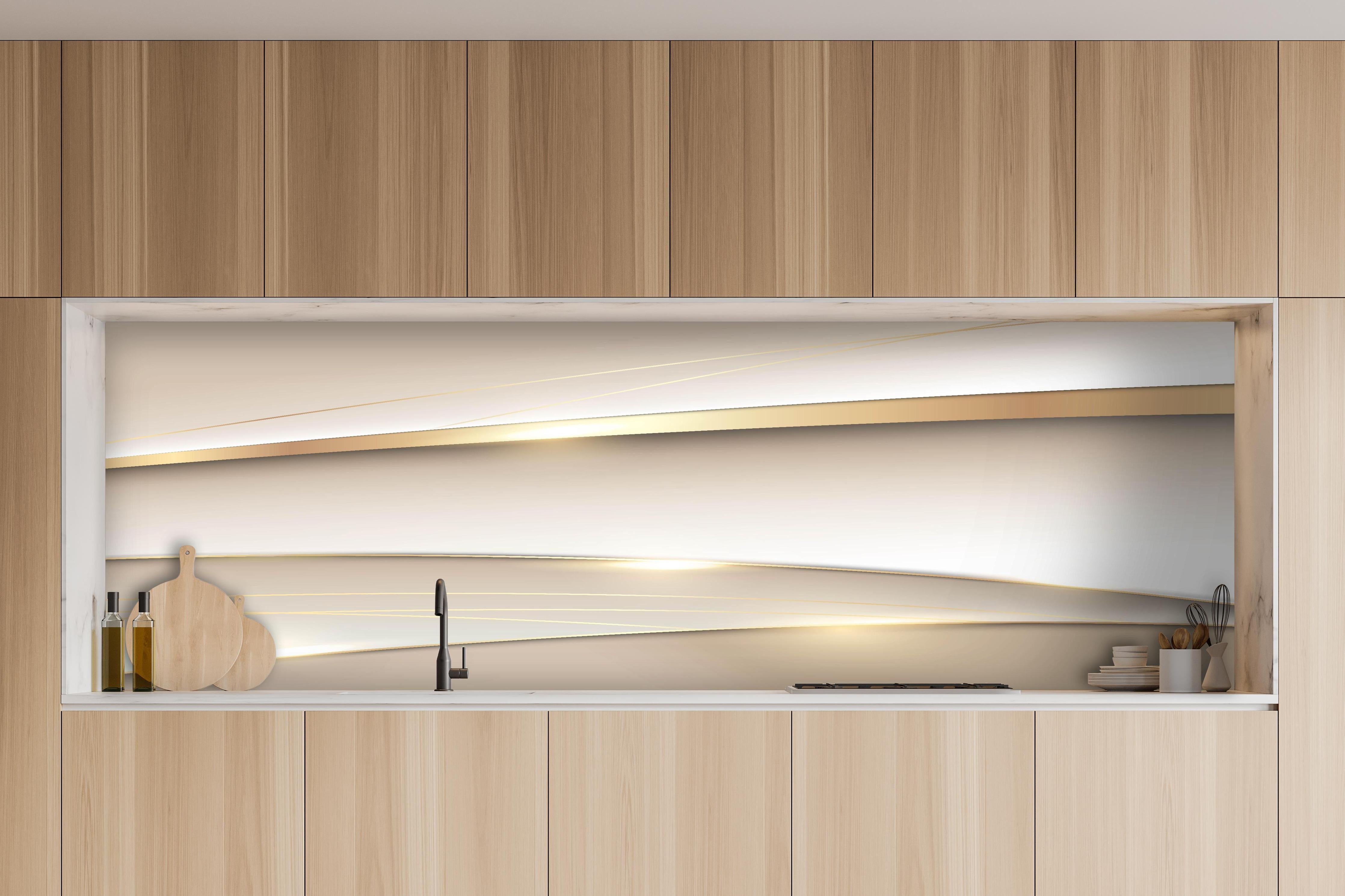 Küche - Modernes Weiß und Gold Wellen Muster hinter weißen Hochglanz-Küchenregalen und schwarzem Wasserhahn