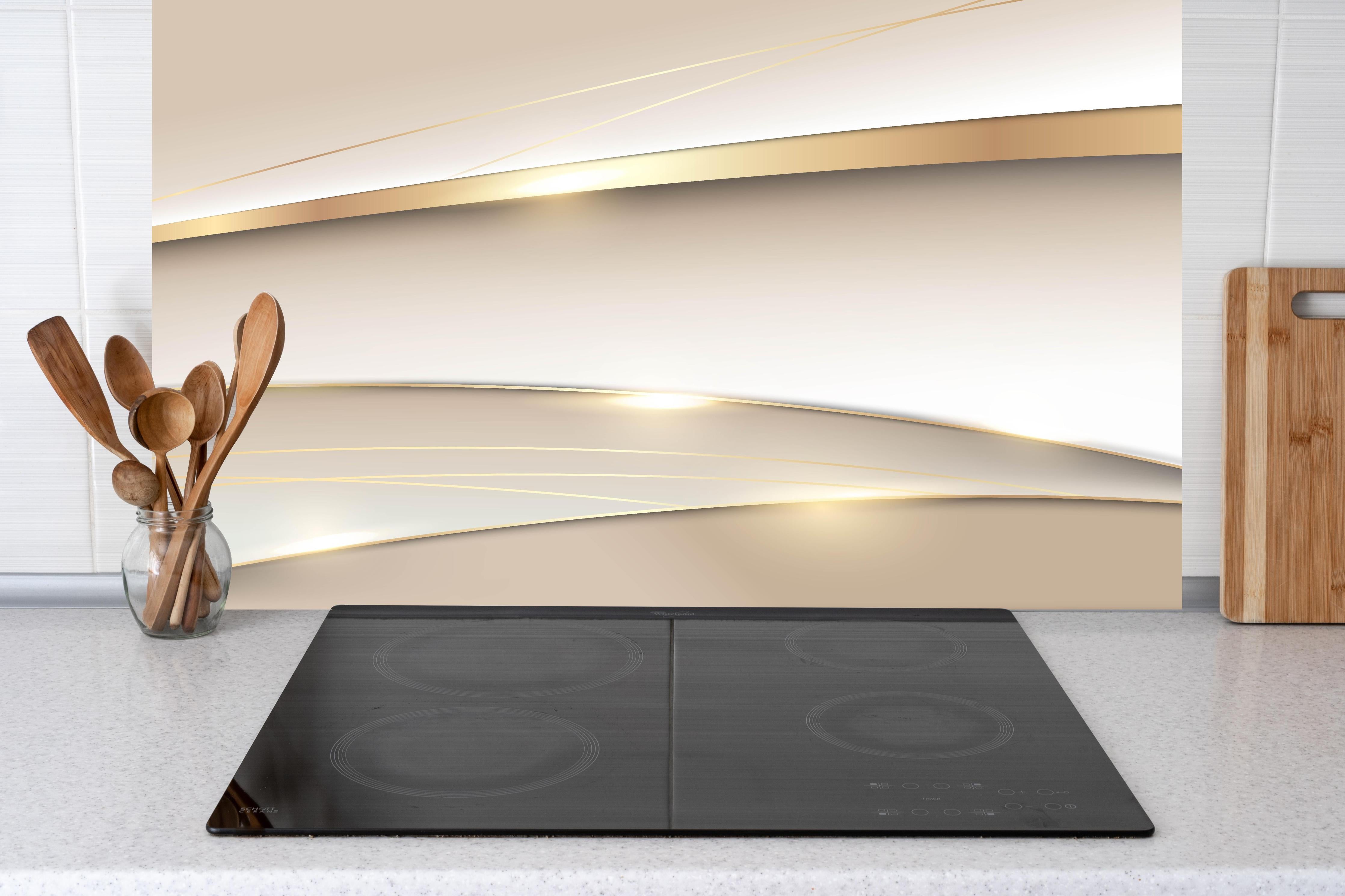 Küche - Modernes Weiß und Gold Wellen Muster hinter weißen Hochglanz-Küchenregalen und schwarzem Wasserhahn