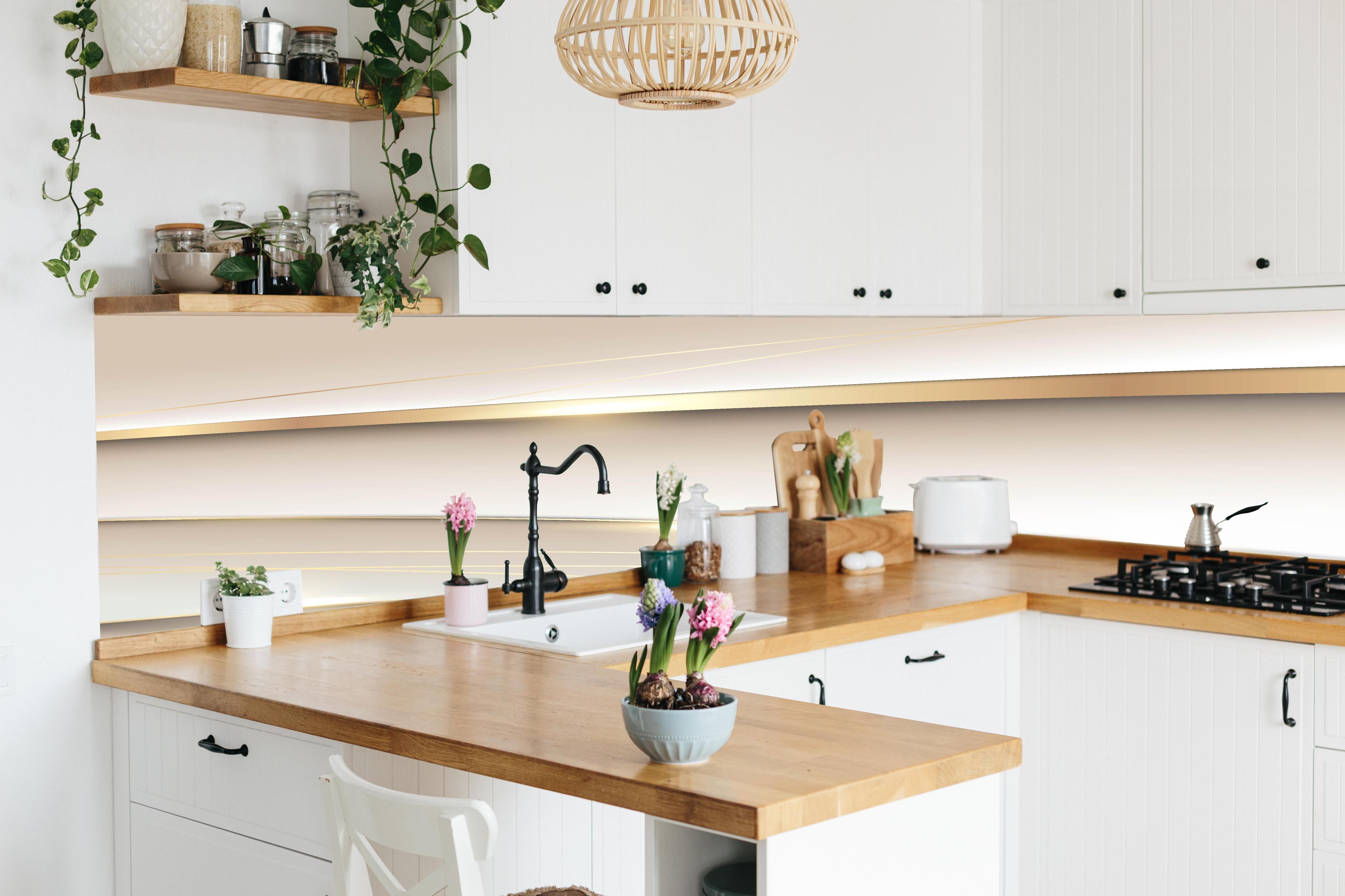 Küche - Modernes Weiß und Gold Wellen Muster hinter weißen Hochglanz-Küchenregalen und schwarzem Wasserhahn