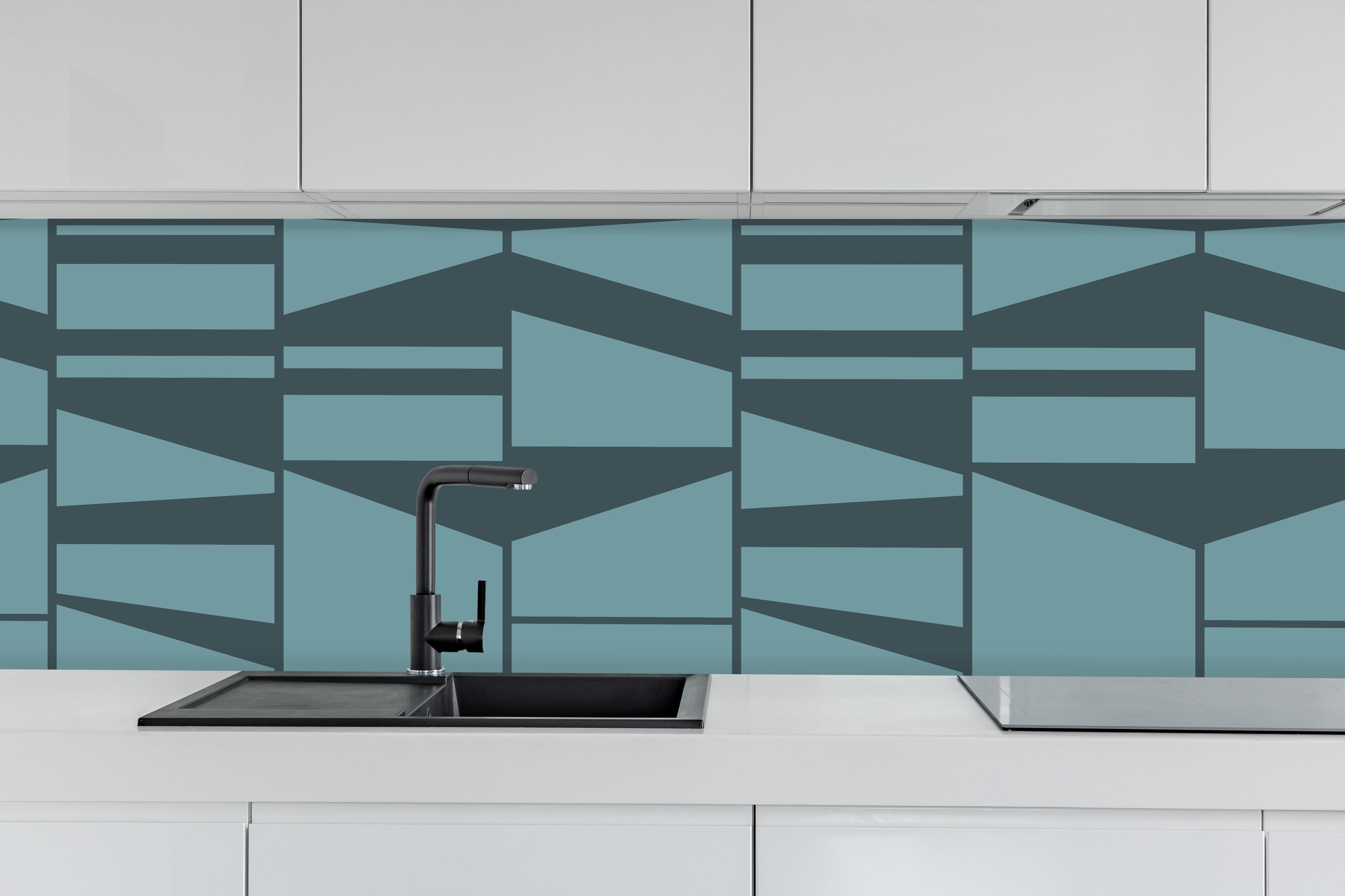Küche - Modernes blau geometrisches Designmuster hinter weißen Hochglanz-Küchenregalen und schwarzem Wasserhahn