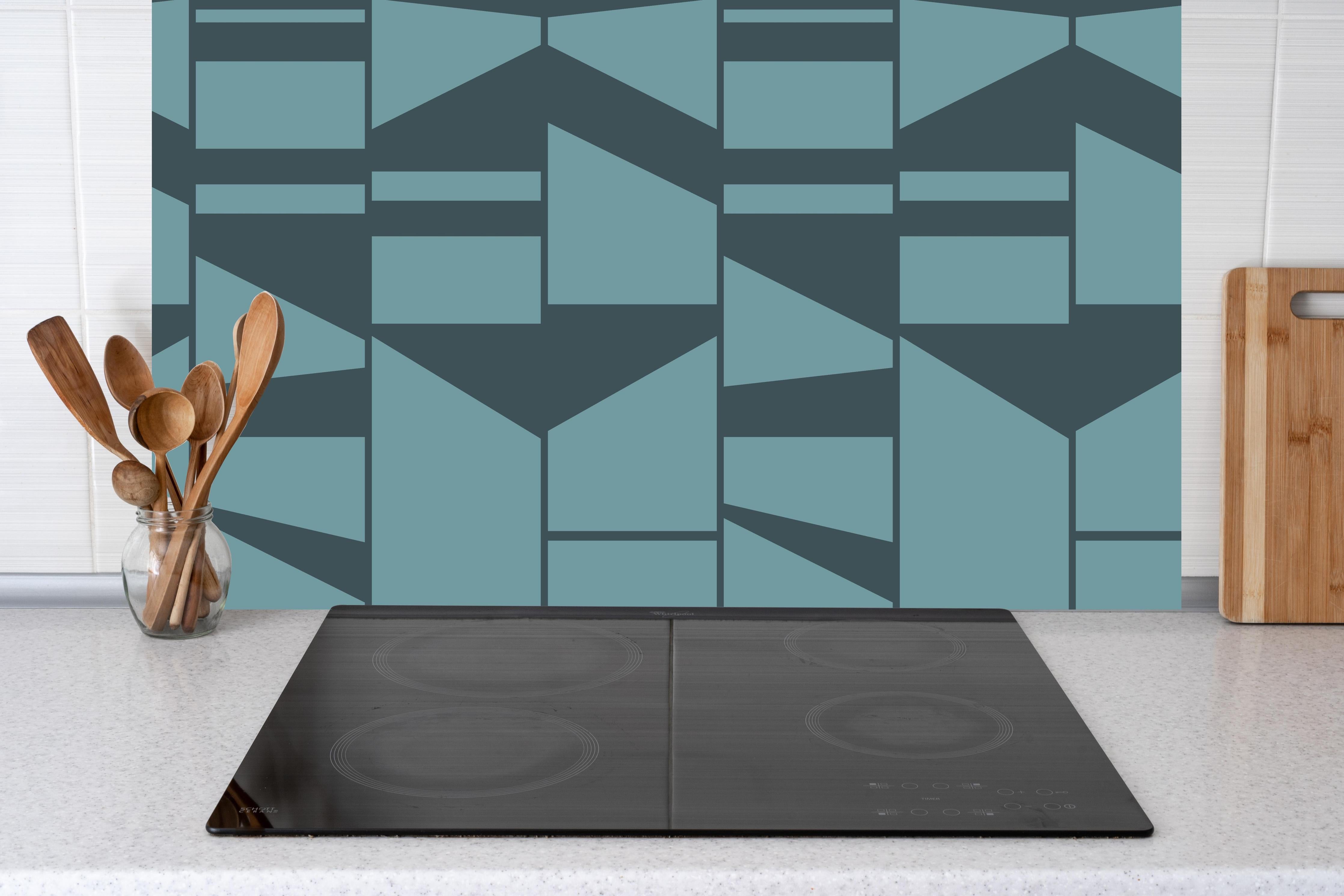 Küche - Modernes blau geometrisches Designmuster hinter weißen Hochglanz-Küchenregalen und schwarzem Wasserhahn