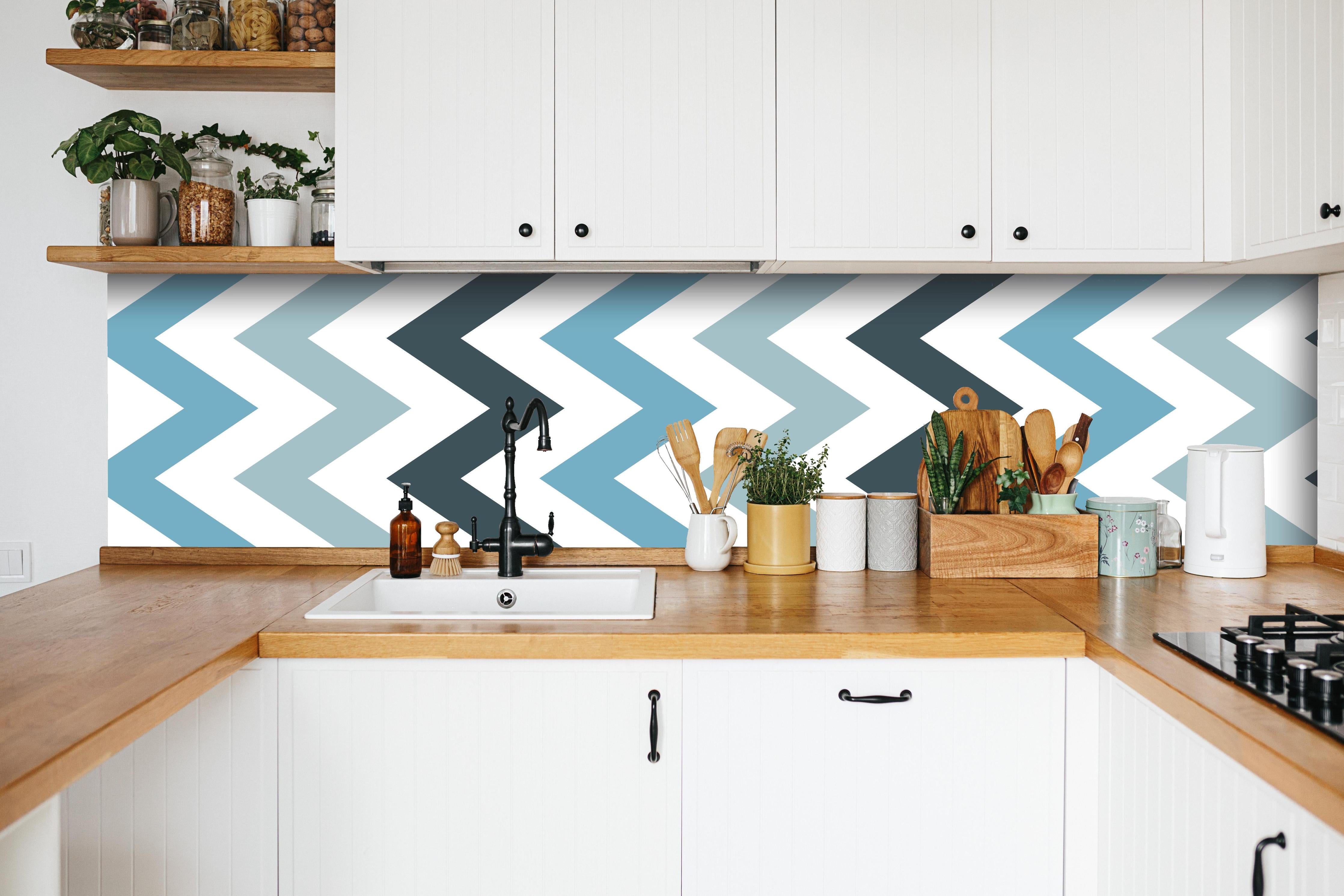 Küche - Modisches Zick-Zack-Muster in Grau und Weiß hinter weißen Hochglanz-Küchenregalen und schwarzem Wasserhahn