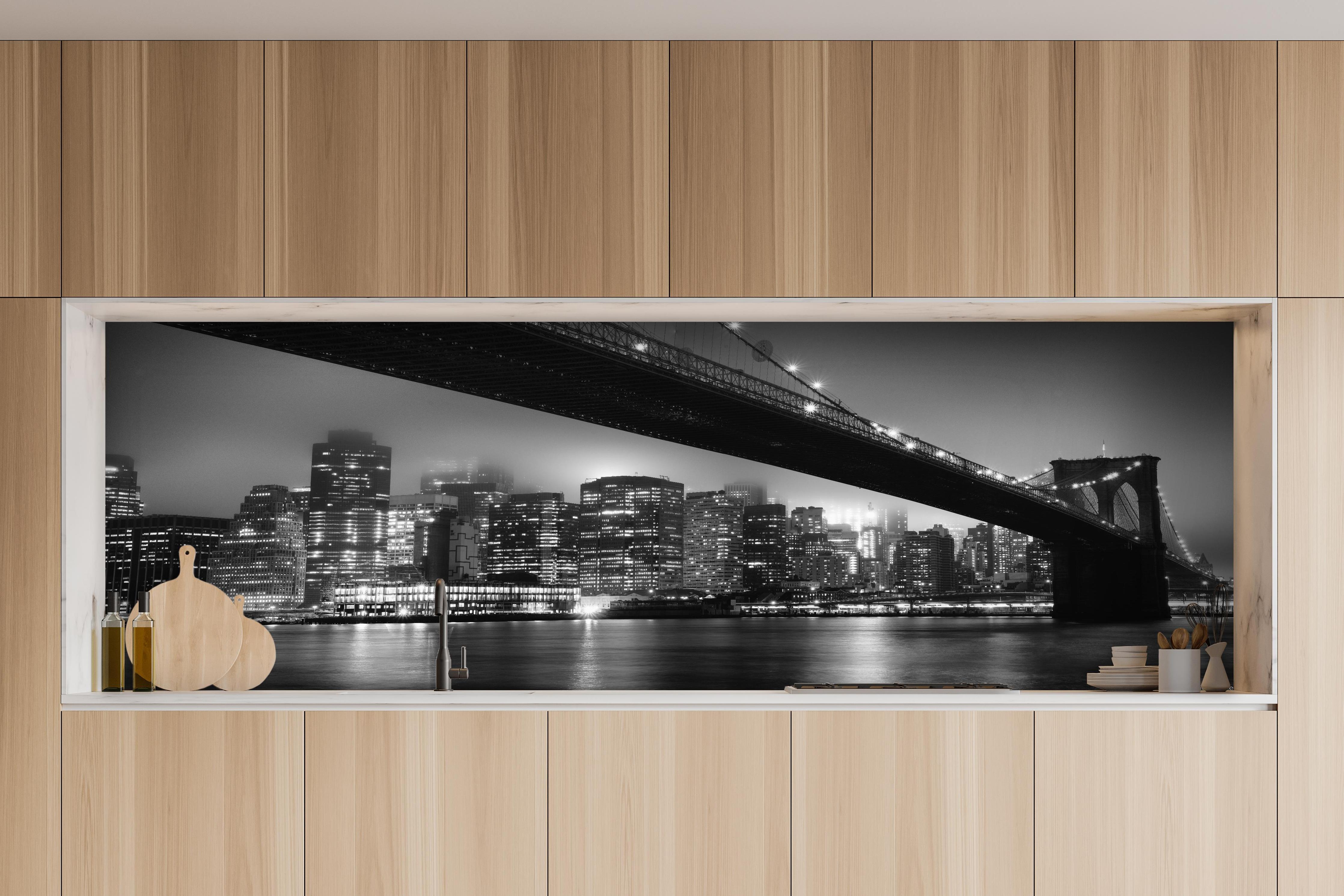 Küche - Monochrome Nachtansicht Stadt Skyline hinter weißen Hochglanz-Küchenregalen und schwarzem Wasserhahn