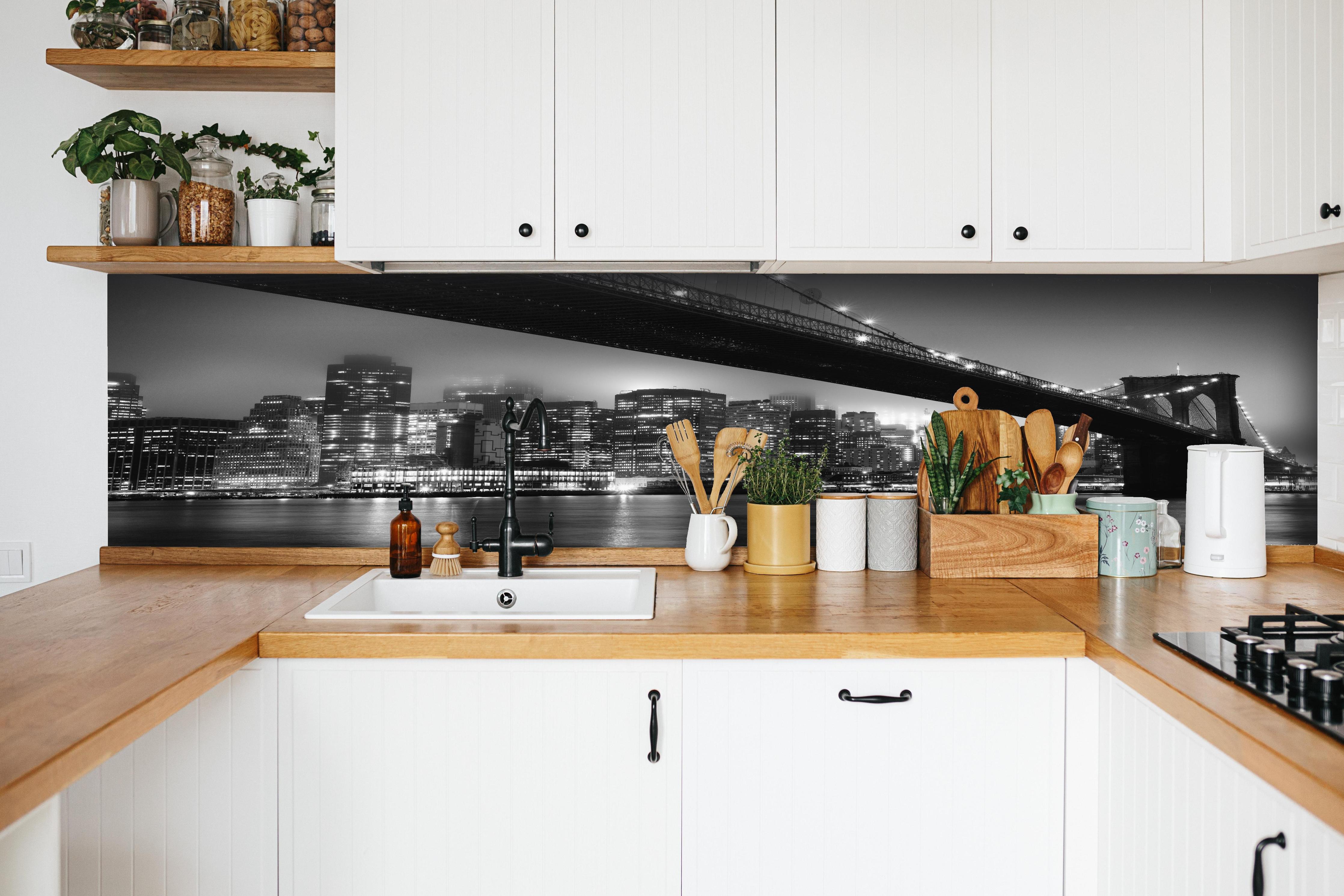 Küche - Monochrome Nachtansicht Stadt Skyline hinter weißen Hochglanz-Küchenregalen und schwarzem Wasserhahn