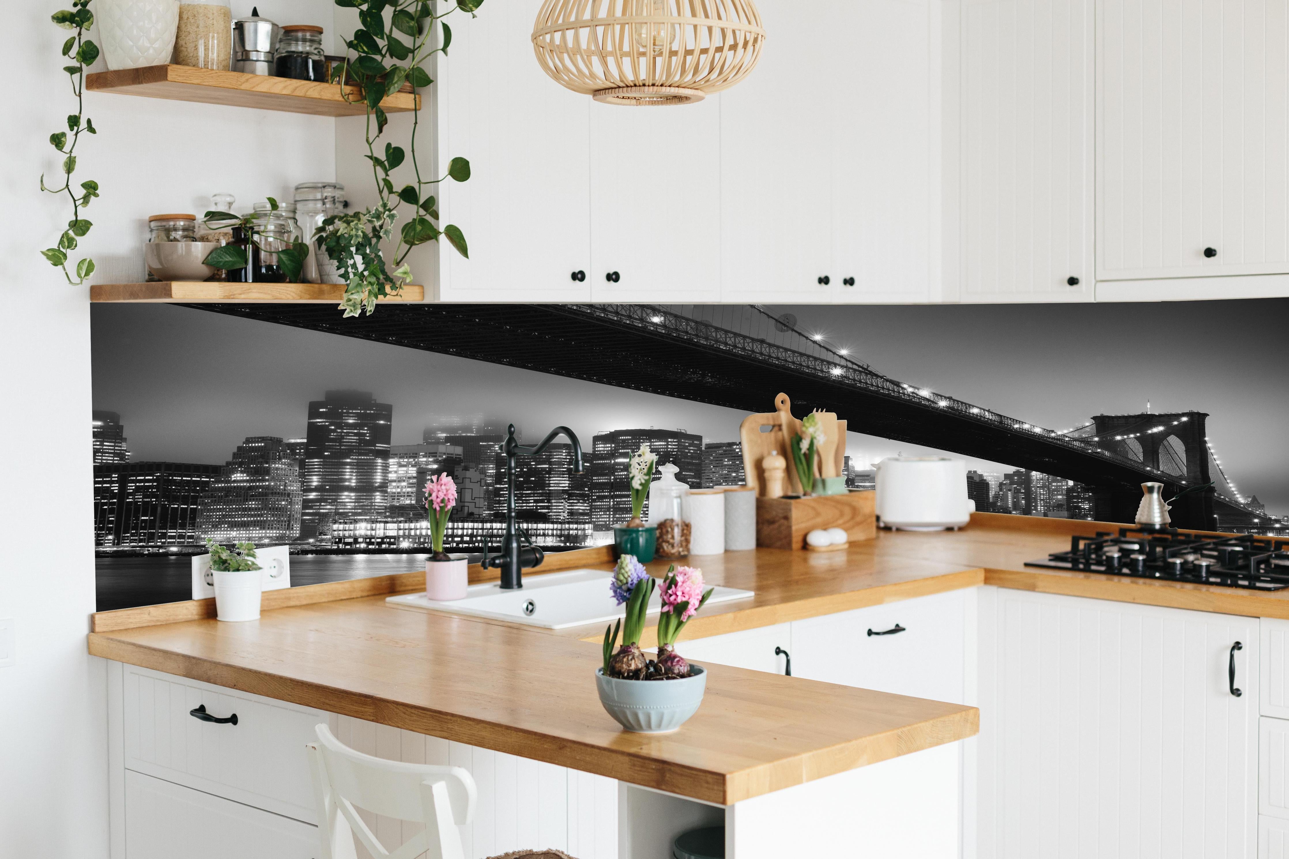 Küche - Monochrome Nachtansicht Stadt Skyline hinter weißen Hochglanz-Küchenregalen und schwarzem Wasserhahn