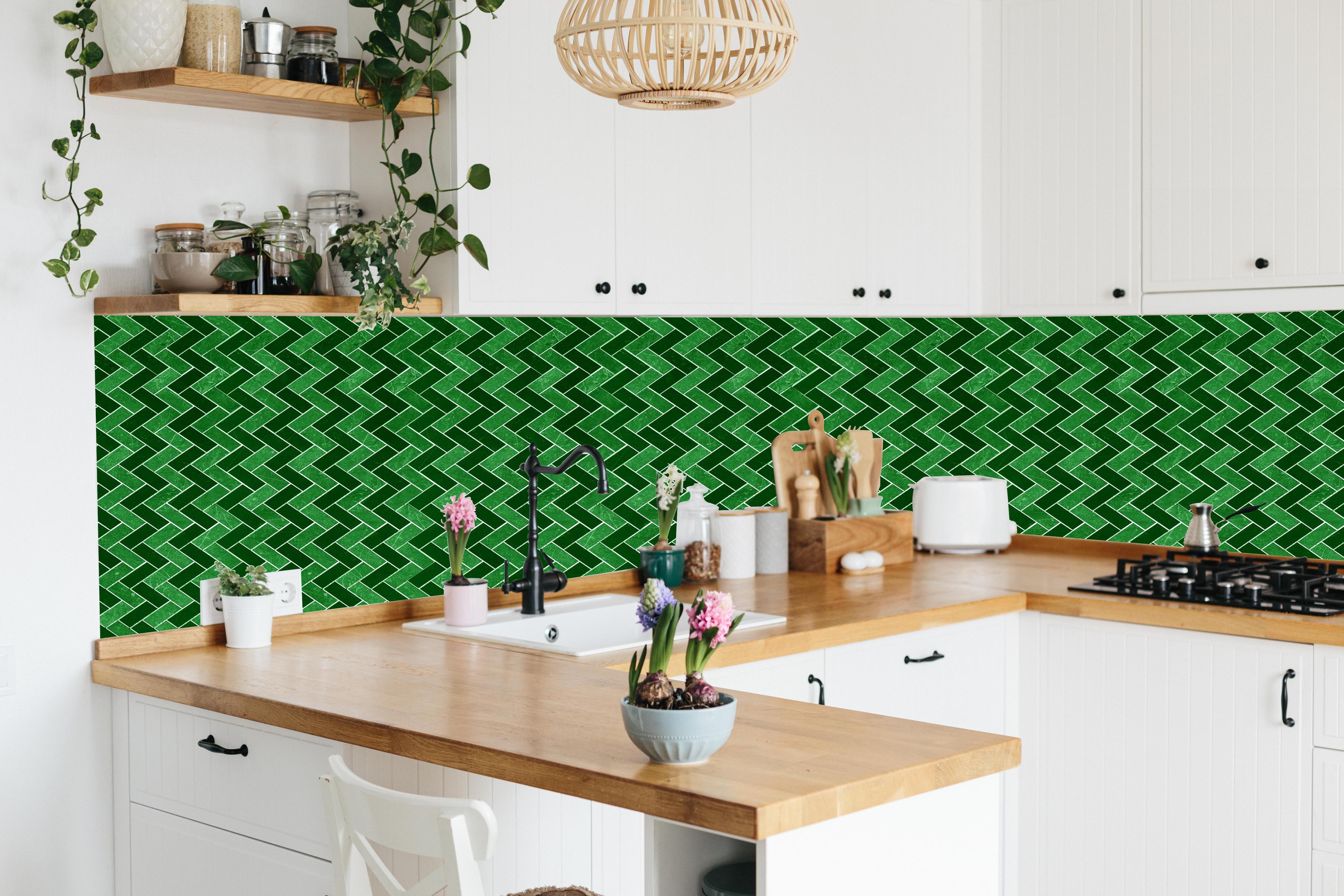 Küche - Mosaik Textur - Fliesen hinter weißen Hochglanz-Küchenregalen und schwarzem Wasserhahn