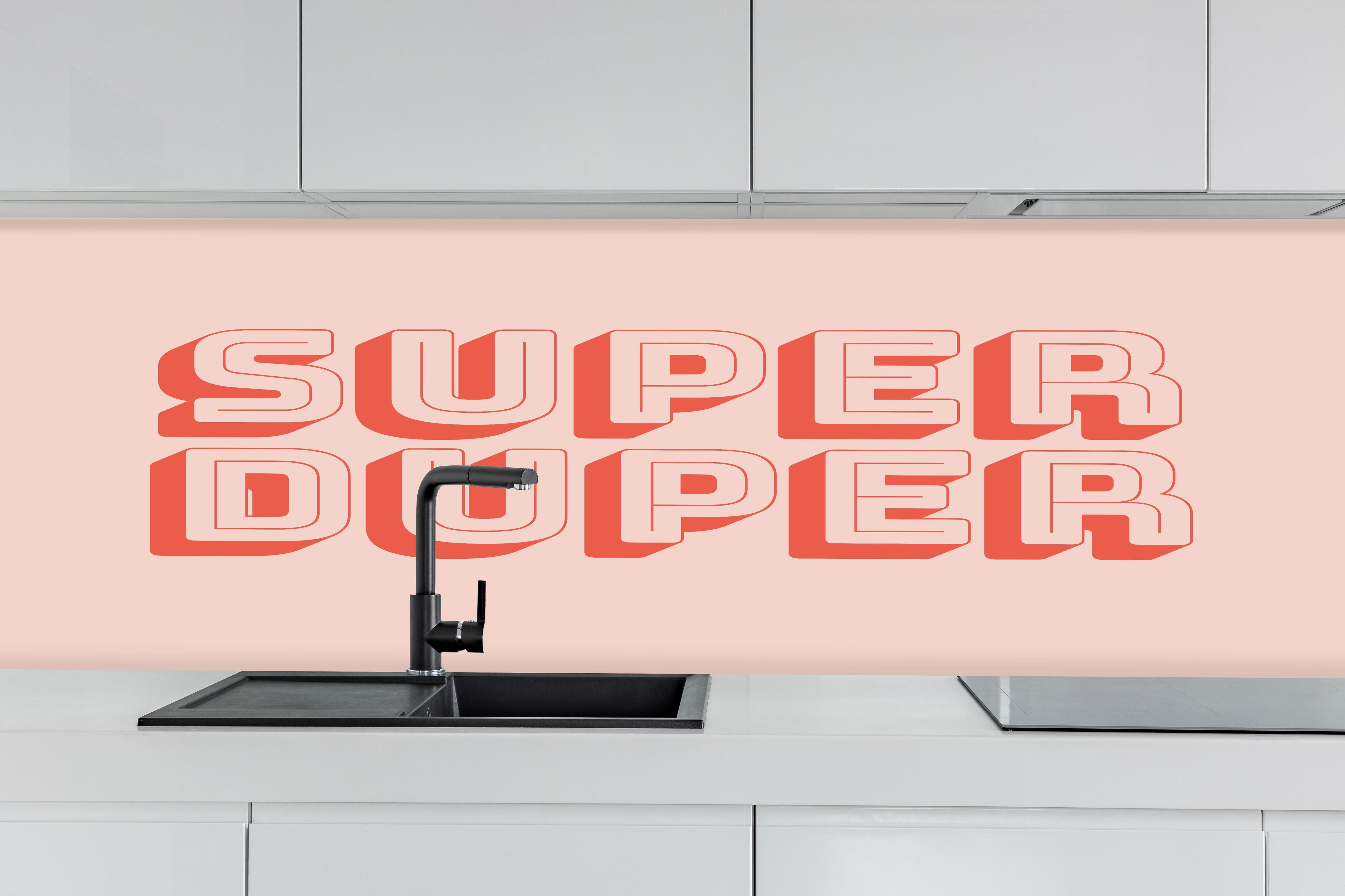 Küche - Motivationaler 'Super Duper' Schriftzug in Pink hinter weißen Hochglanz-Küchenregalen und schwarzem Wasserhahn