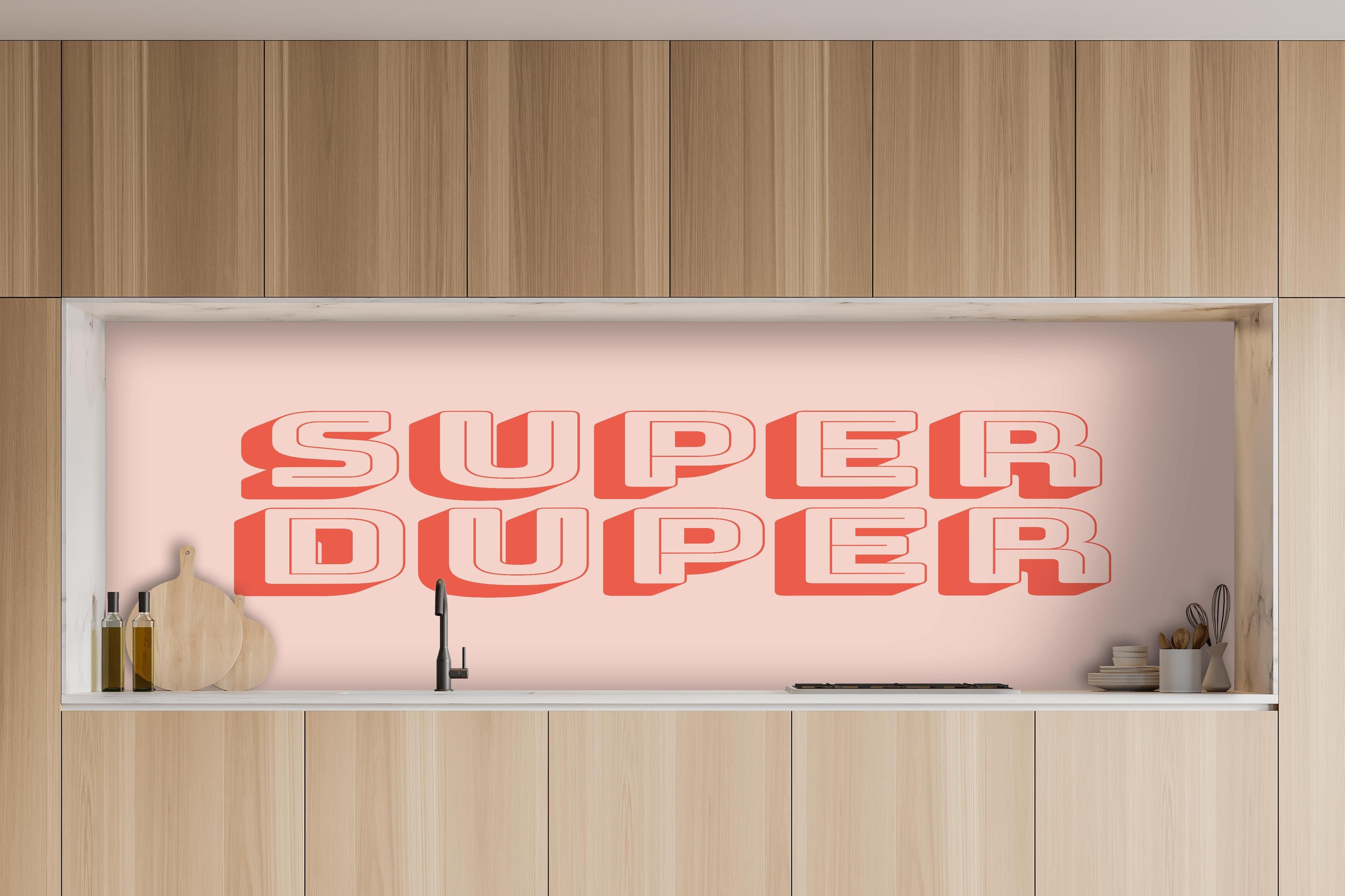 Küche - Motivationaler 'Super Duper' Schriftzug in Pink hinter weißen Hochglanz-Küchenregalen und schwarzem Wasserhahn