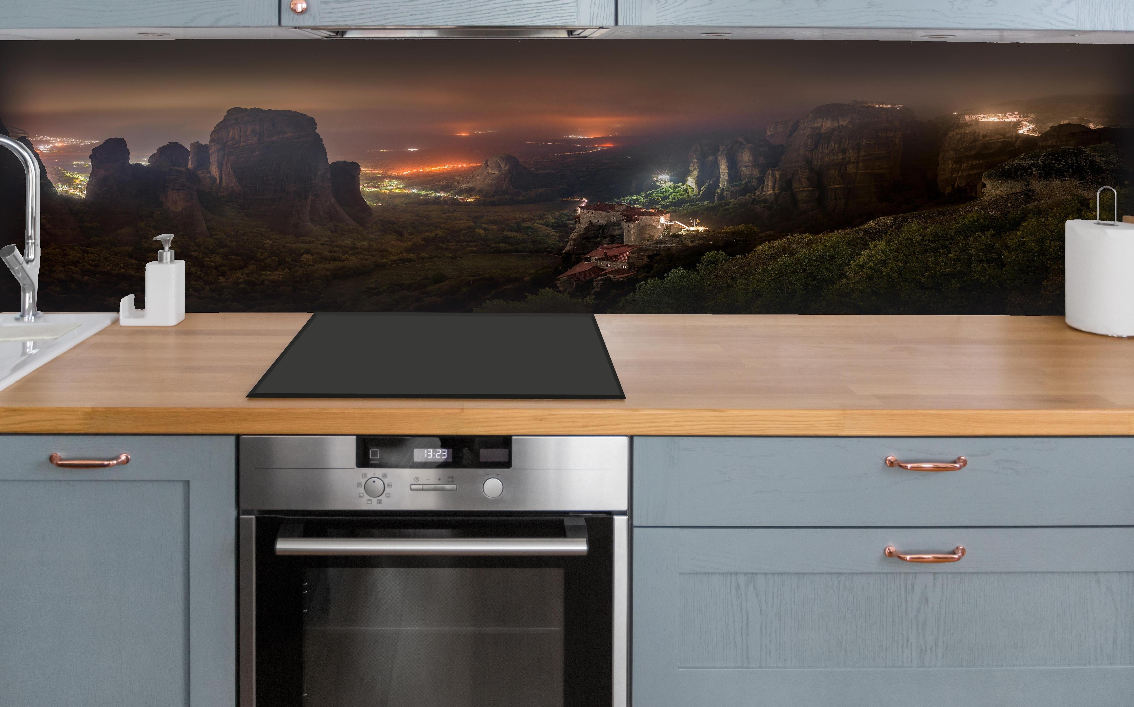 Küche - Nächtlicher Blick auf Meteora Berge hinter weißen Hochglanz-Küchenregalen und schwarzem Wasserhahn