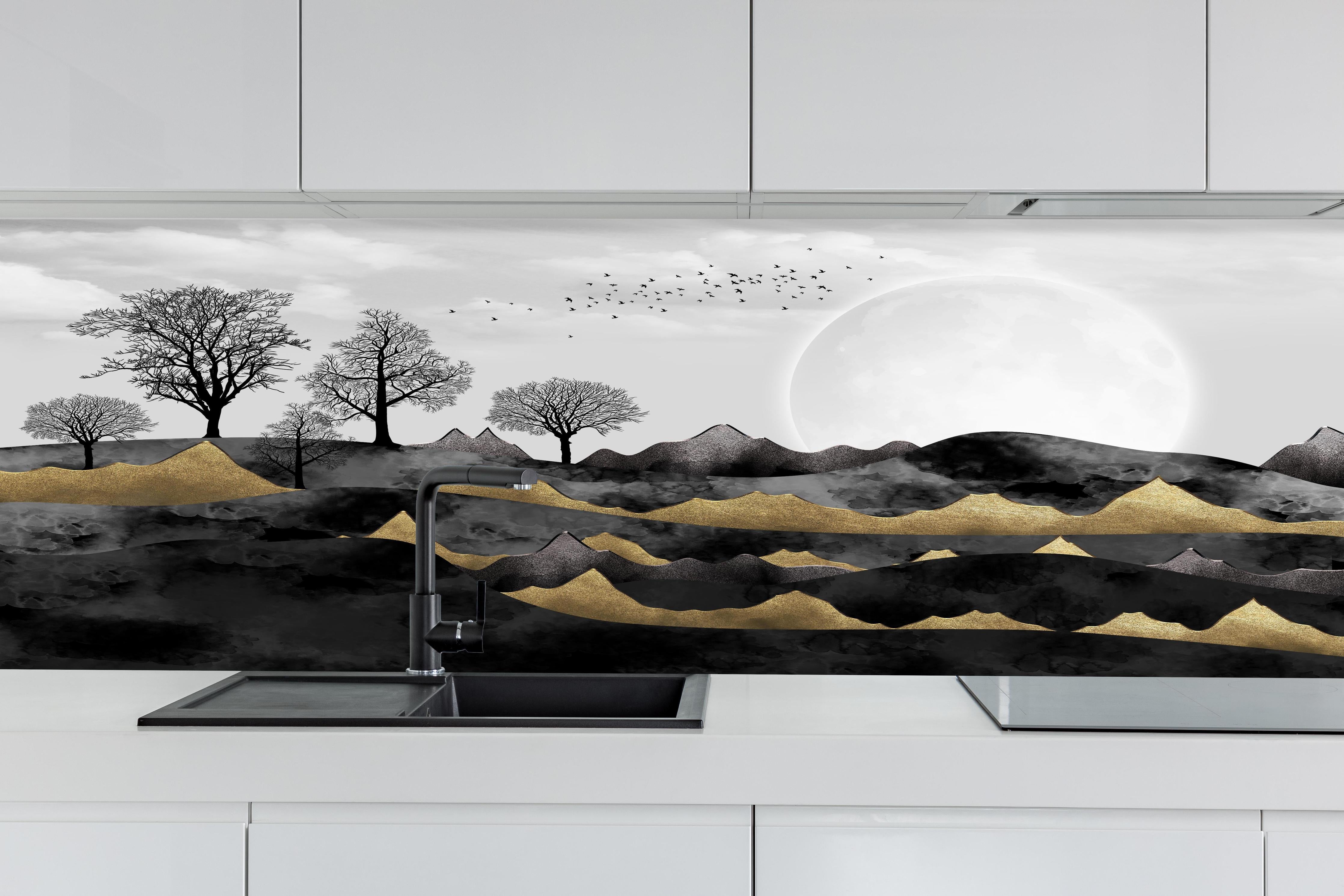 Küche - Nächtliches Landschaftsdesign - Grafik hinter weißen Hochglanz-Küchenregalen und schwarzem Wasserhahn