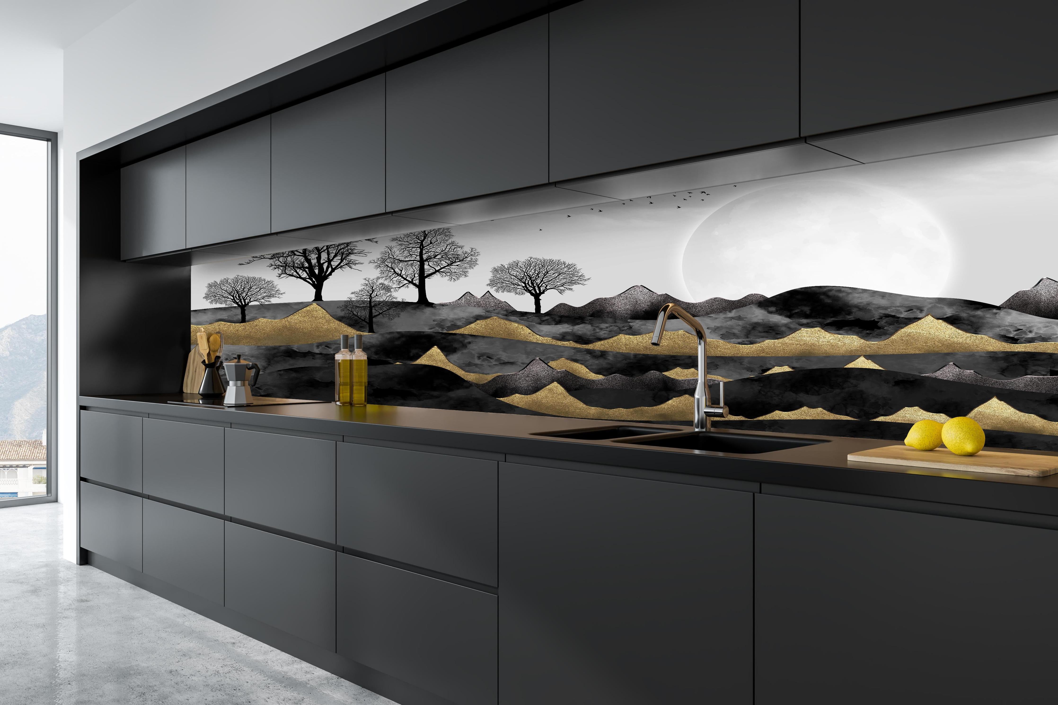 Küche - Nächtliches Landschaftsdesign - Grafik hinter weißen Hochglanz-Küchenregalen und schwarzem Wasserhahn