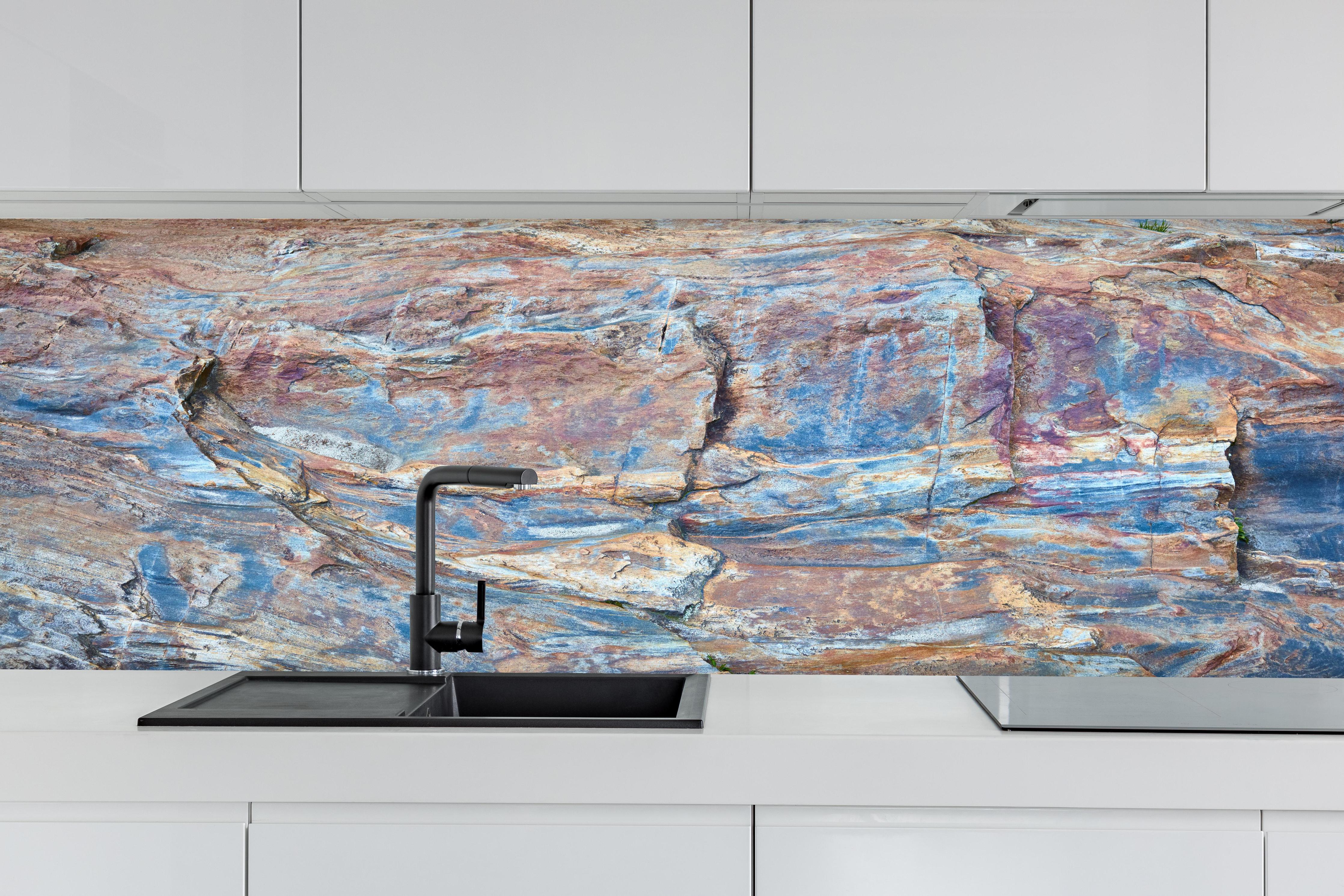 Küche - Nahaufnahme Verzasca River hinter weißen Hochglanz-Küchenregalen und schwarzem Wasserhahn