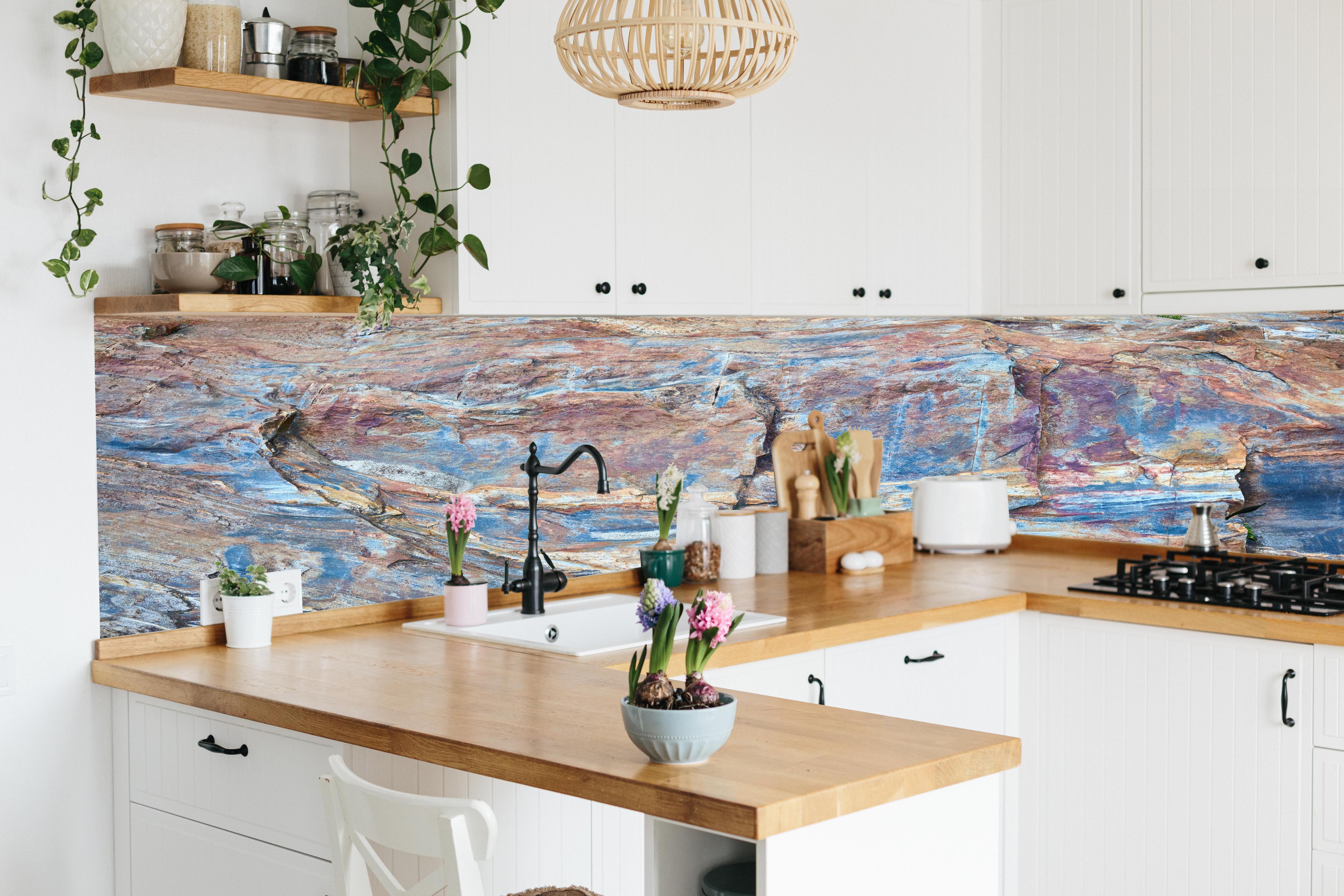 Küche - Nahaufnahme Verzasca River hinter weißen Hochglanz-Küchenregalen und schwarzem Wasserhahn