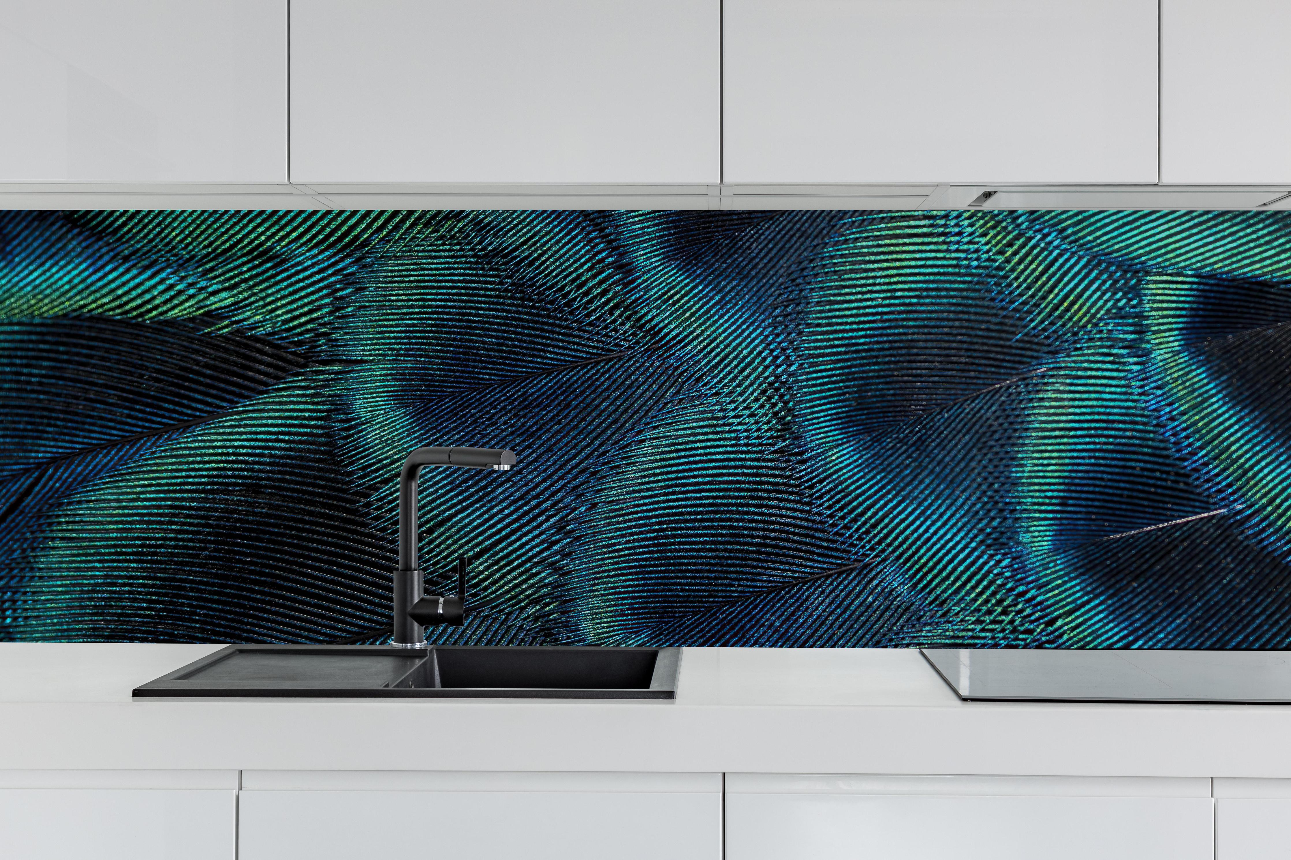 Küche - Nahaufnahme von Pfauenfedern hinter weißen Hochglanz-Küchenregalen und schwarzem Wasserhahn