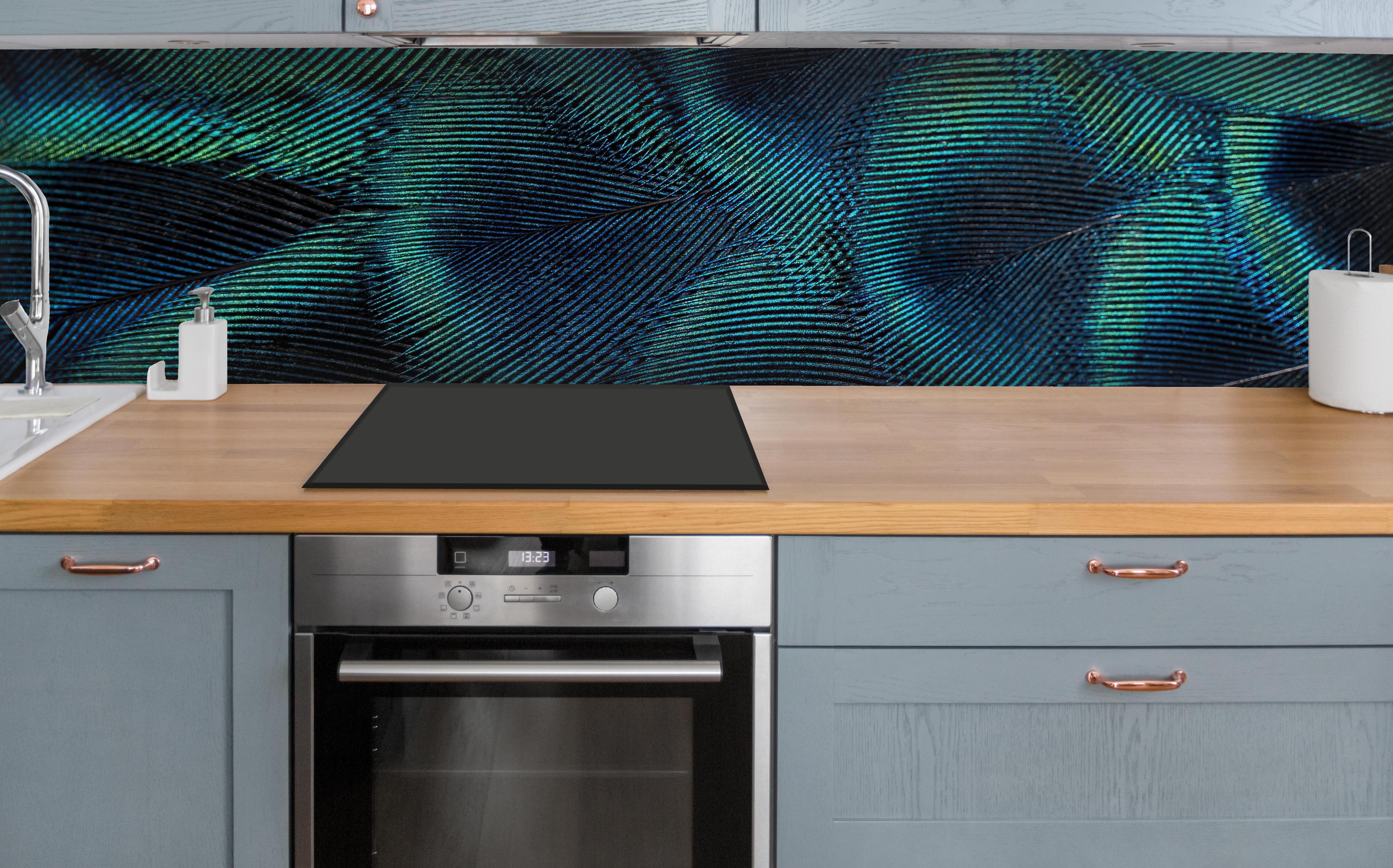 Küche - Nahaufnahme von Pfauenfedern hinter weißen Hochglanz-Küchenregalen und schwarzem Wasserhahn