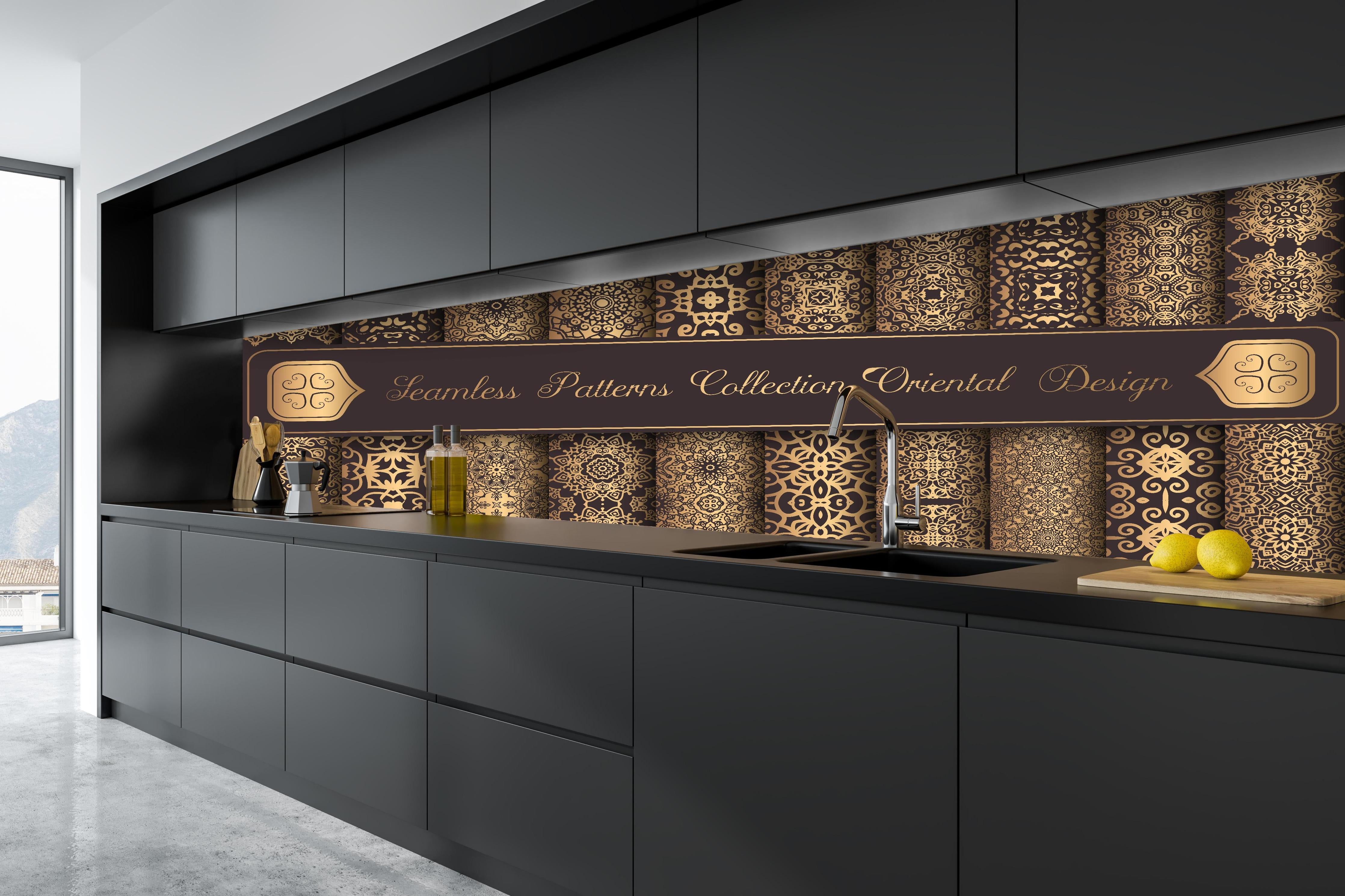 Küche - Nahtlose Muster mit goldenen Ornamenten hinter weißen Hochglanz-Küchenregalen und schwarzem Wasserhahn