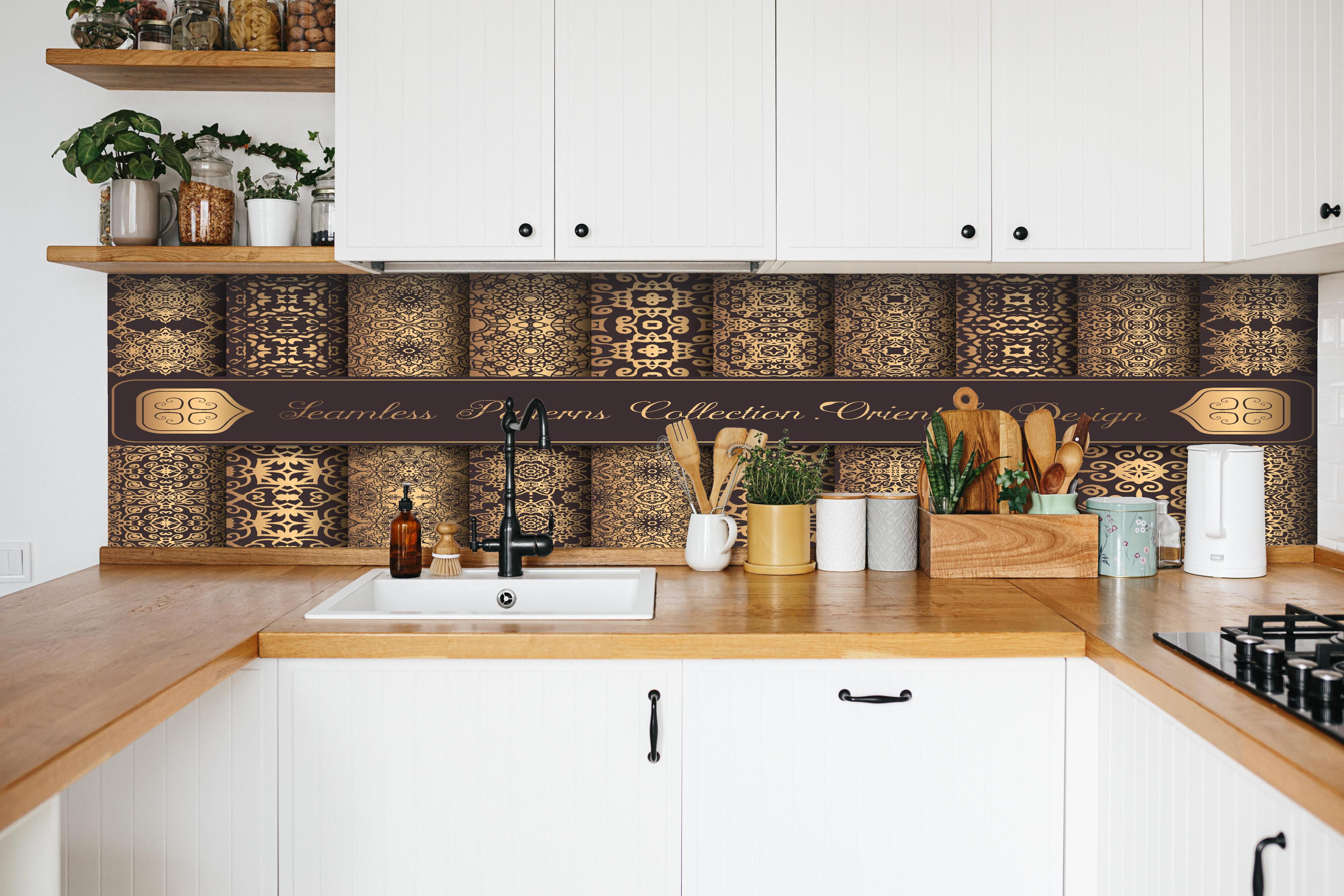 Küche - Nahtlose Muster mit goldenen Ornamenten hinter weißen Hochglanz-Küchenregalen und schwarzem Wasserhahn