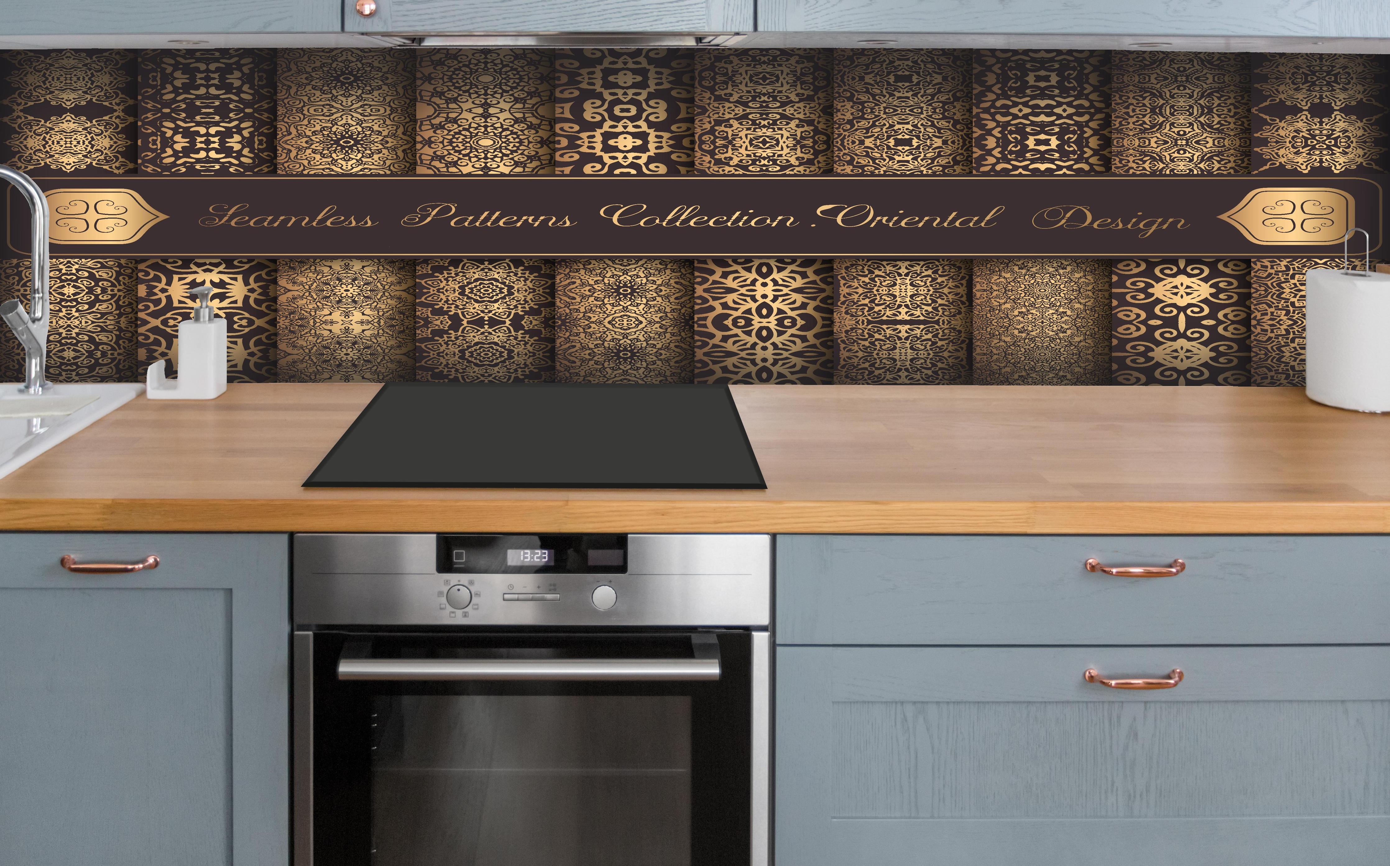 Küche - Nahtlose Muster mit goldenen Ornamenten hinter weißen Hochglanz-Küchenregalen und schwarzem Wasserhahn