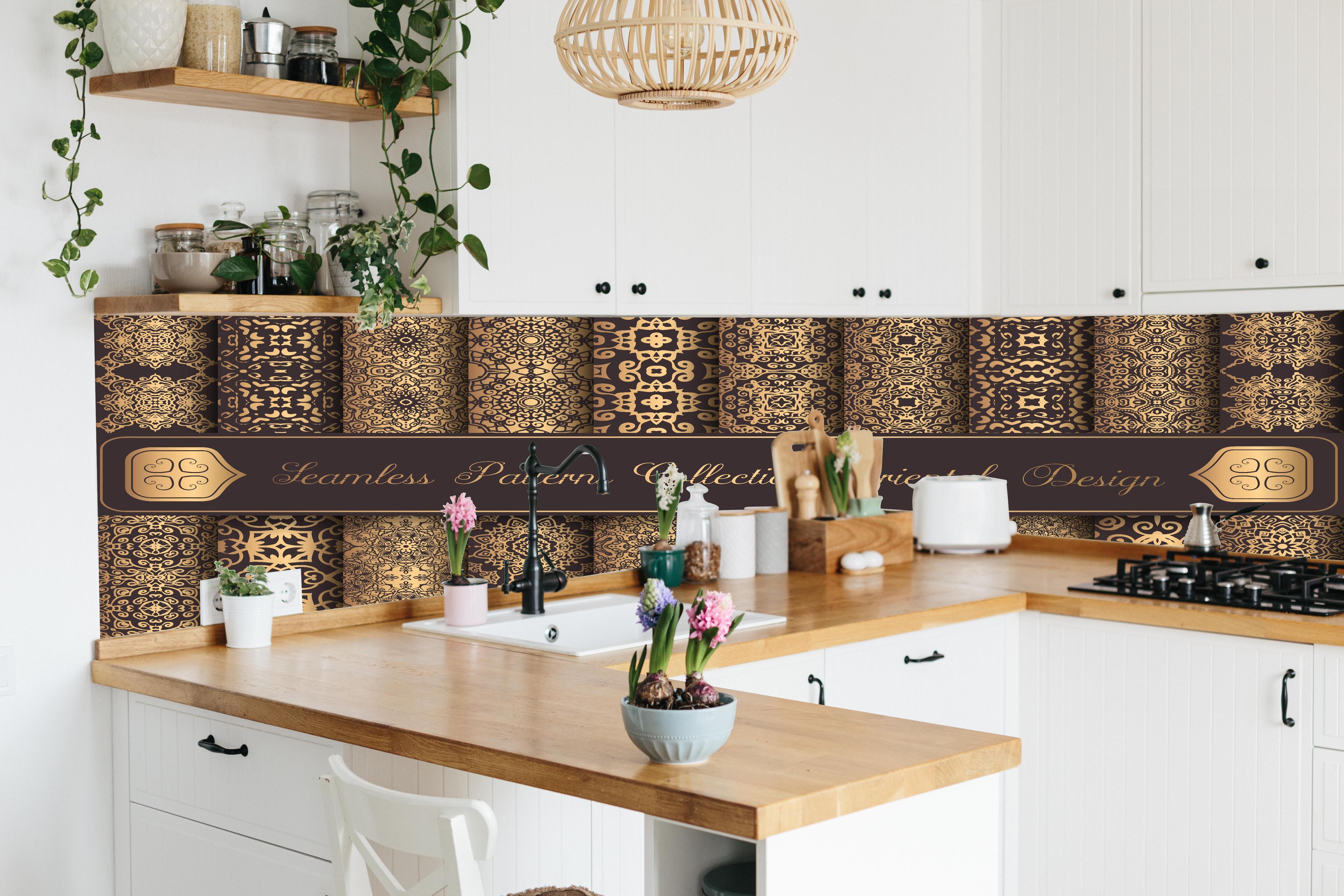 Küche - Nahtlose Muster mit goldenen Ornamenten hinter weißen Hochglanz-Küchenregalen und schwarzem Wasserhahn