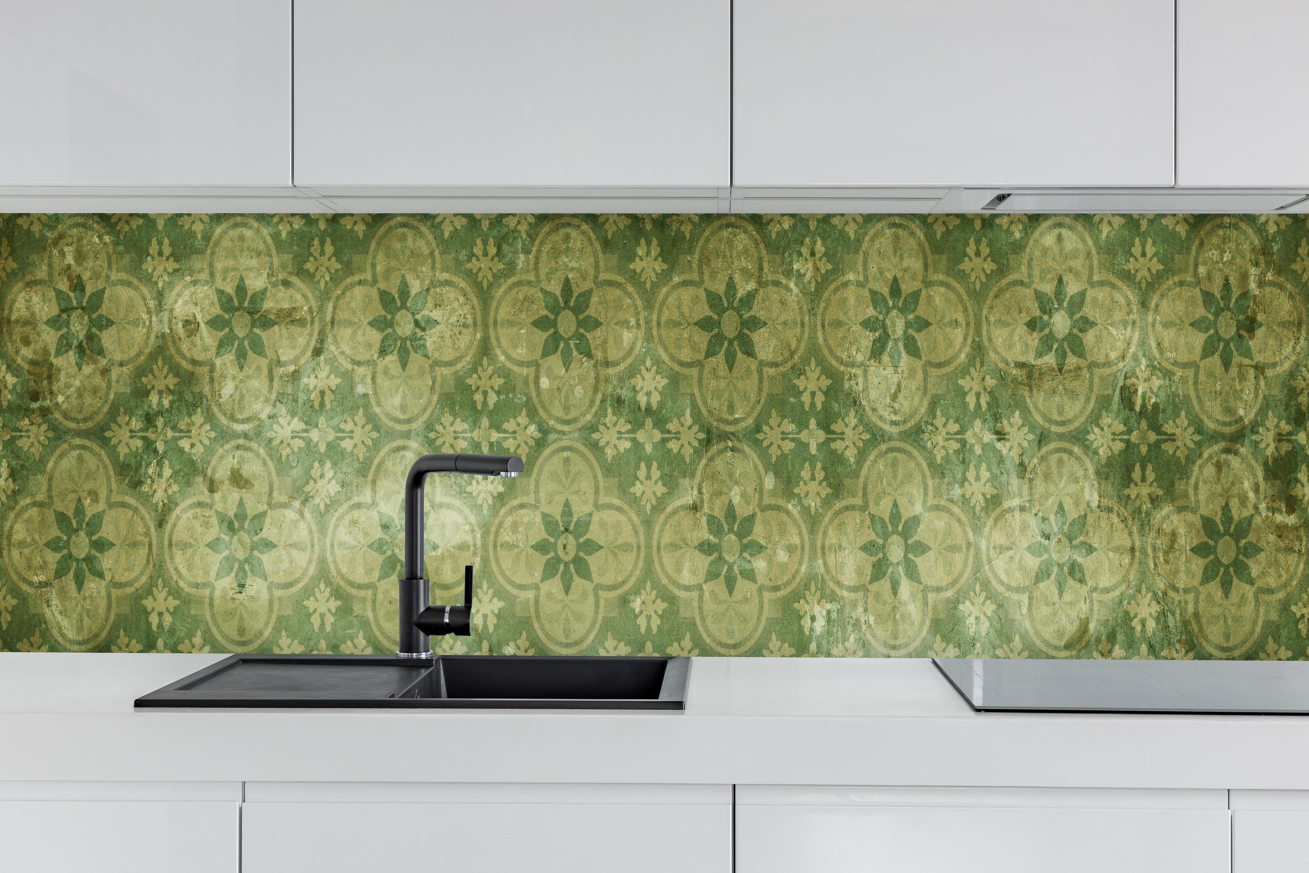 Küche - Nahtlose Vintage Retro Mosaikfliesen Textur hinter weißen Hochglanz-Küchenregalen und schwarzem Wasserhahn