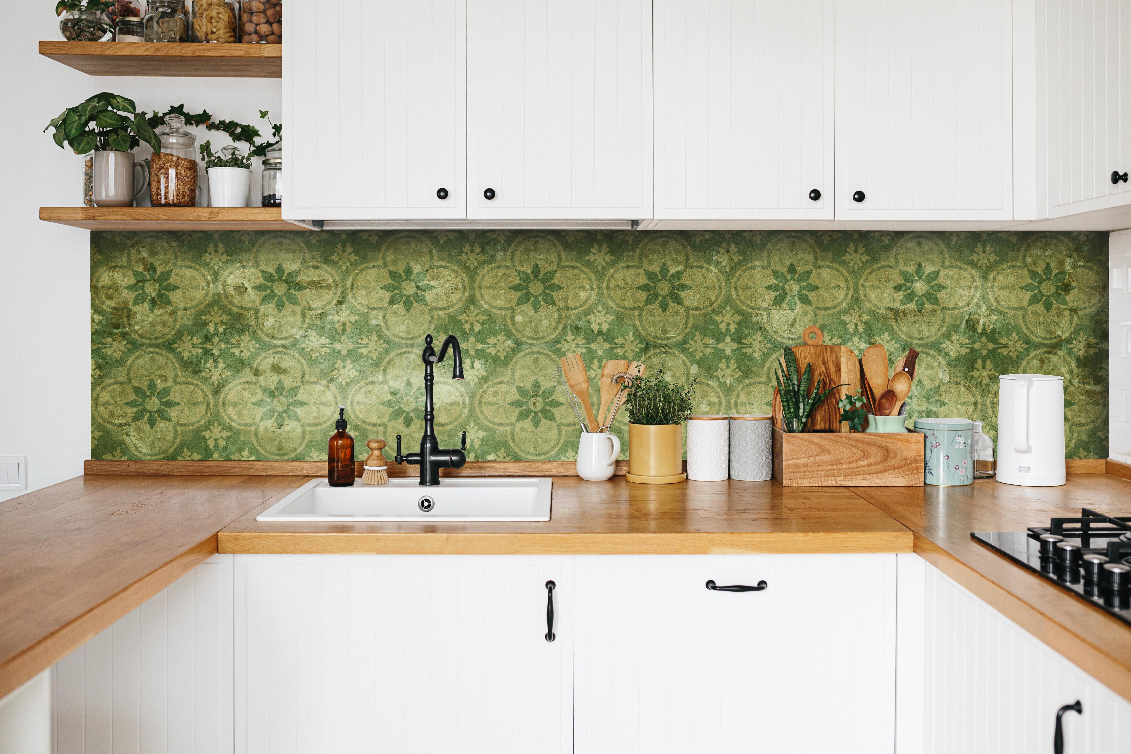 Küche - Nahtlose Vintage Retro Mosaikfliesen Textur hinter weißen Hochglanz-Küchenregalen und schwarzem Wasserhahn