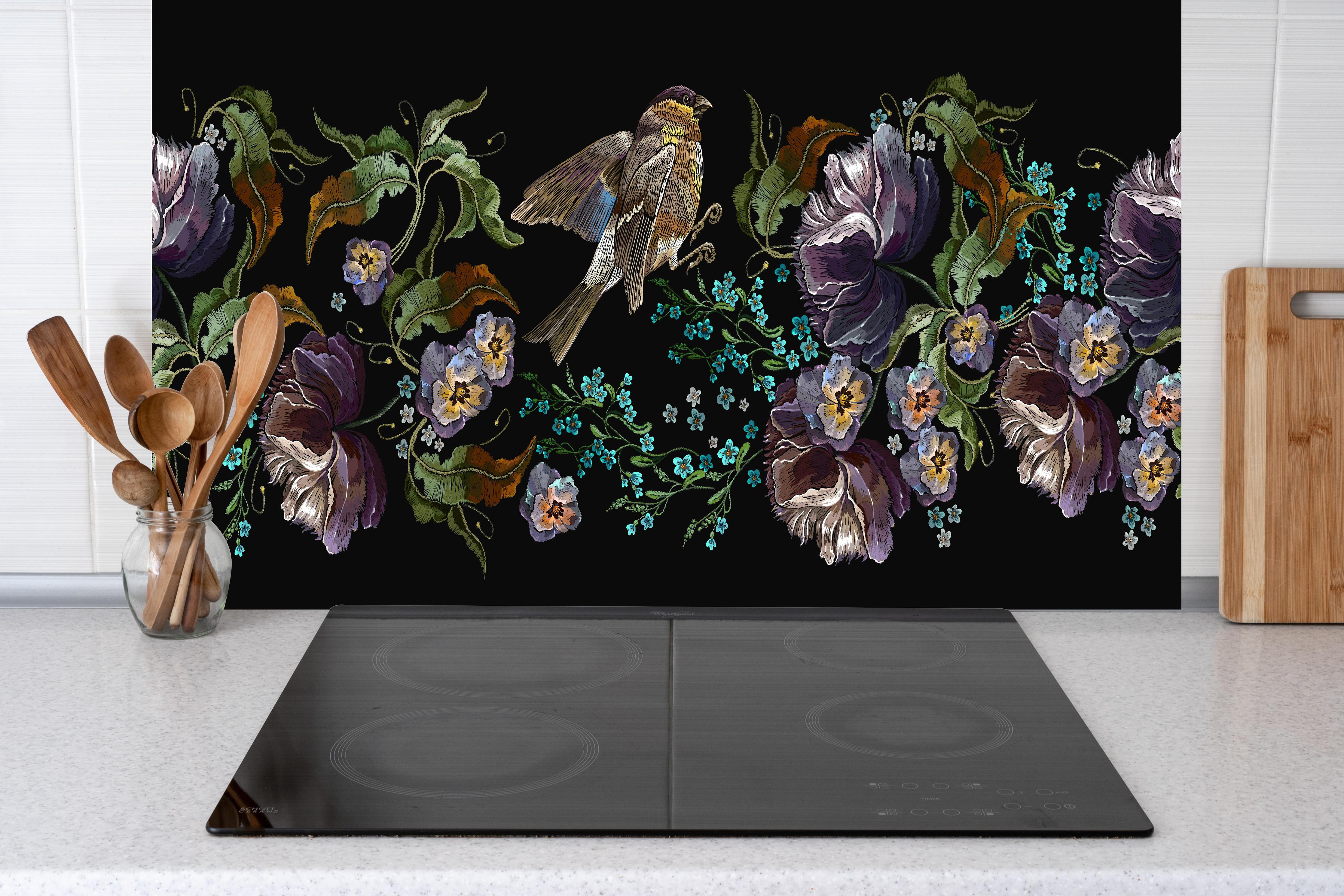 Küche - Nahtloses Blumen-Vogel-Stickerei-Muster hinter weißen Hochglanz-Küchenregalen und schwarzem Wasserhahn