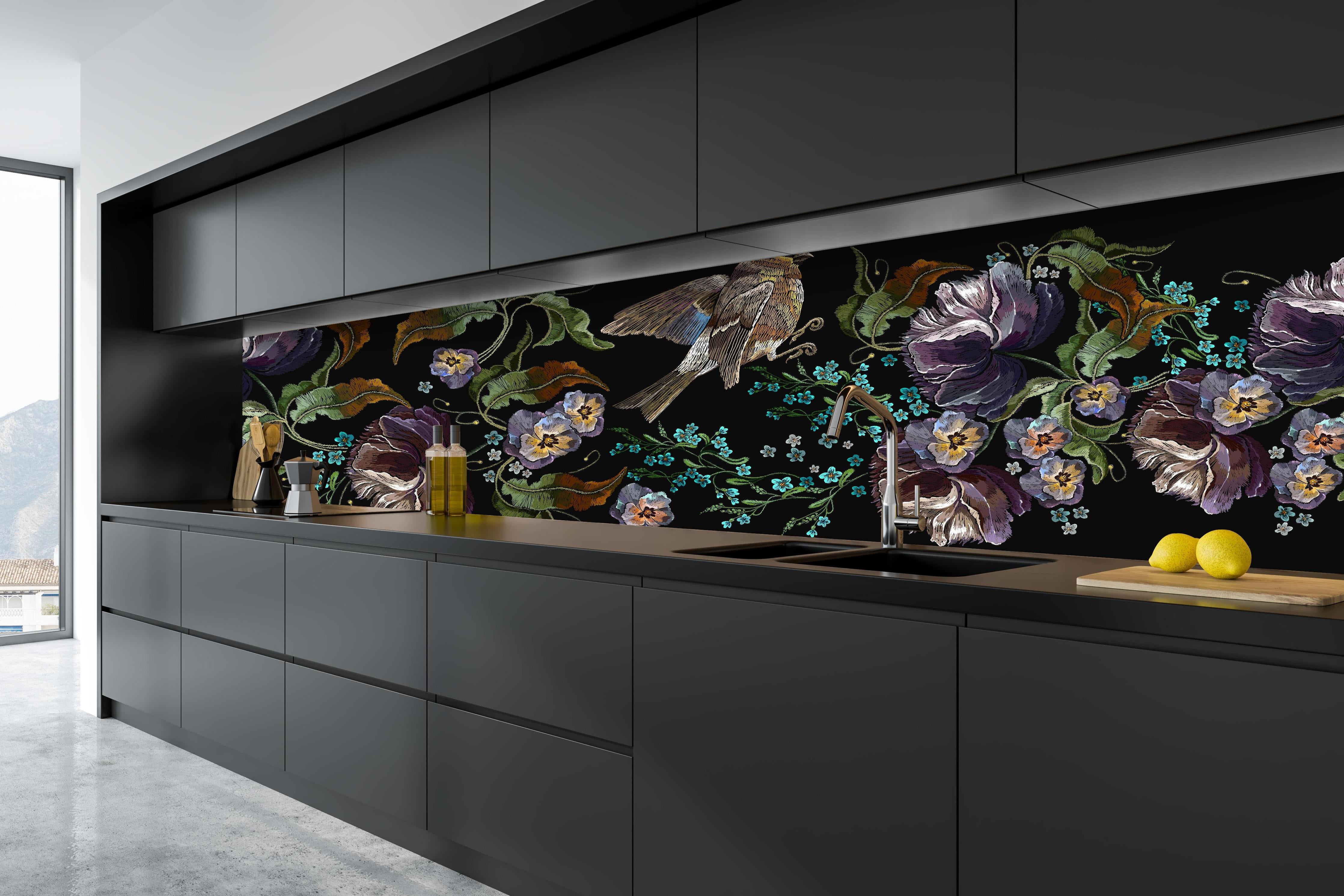 Küche - Nahtloses Blumen-Vogel-Stickerei-Muster hinter weißen Hochglanz-Küchenregalen und schwarzem Wasserhahn