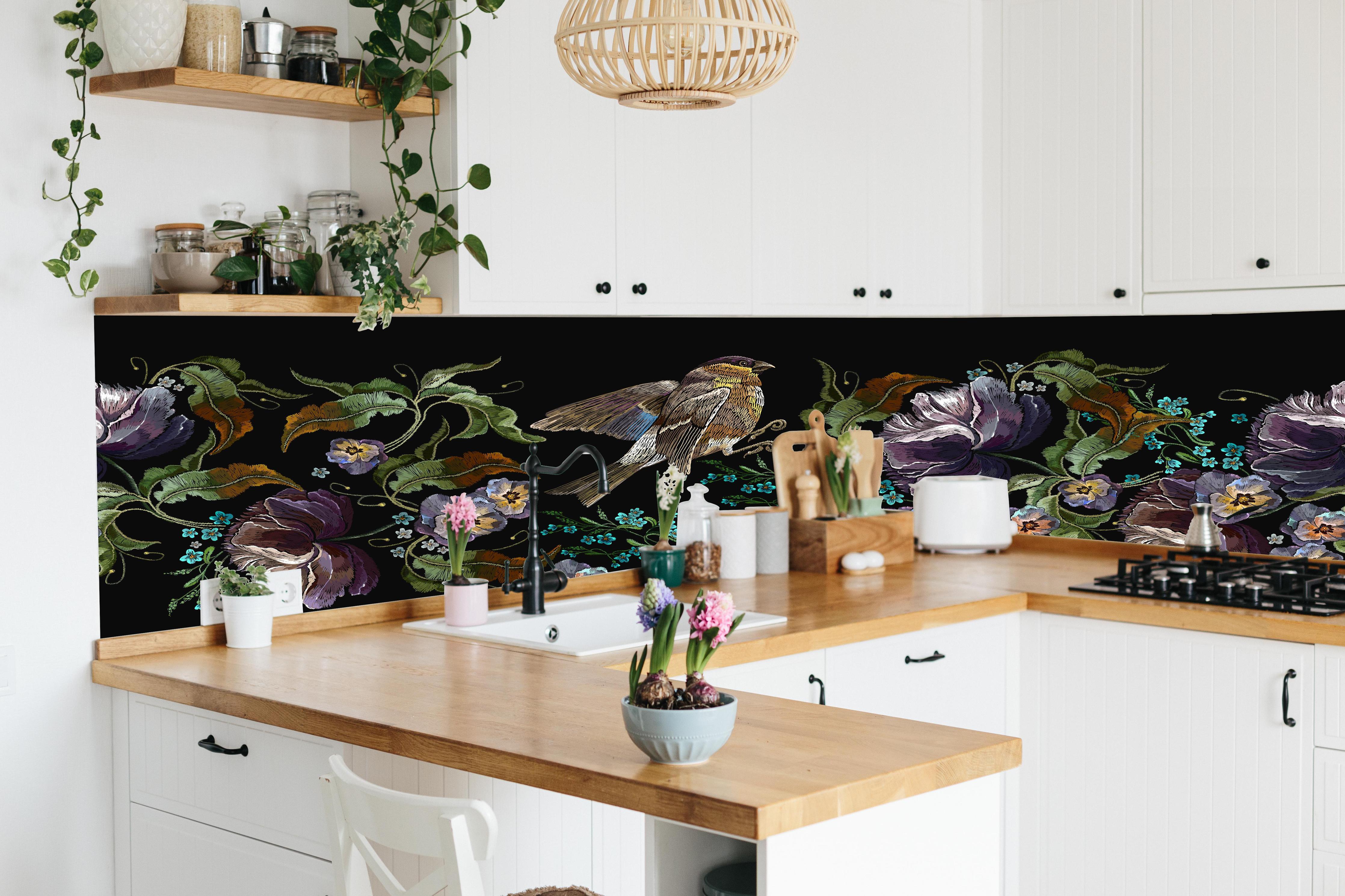 Küche - Nahtloses Blumen-Vogel-Stickerei-Muster hinter weißen Hochglanz-Küchenregalen und schwarzem Wasserhahn