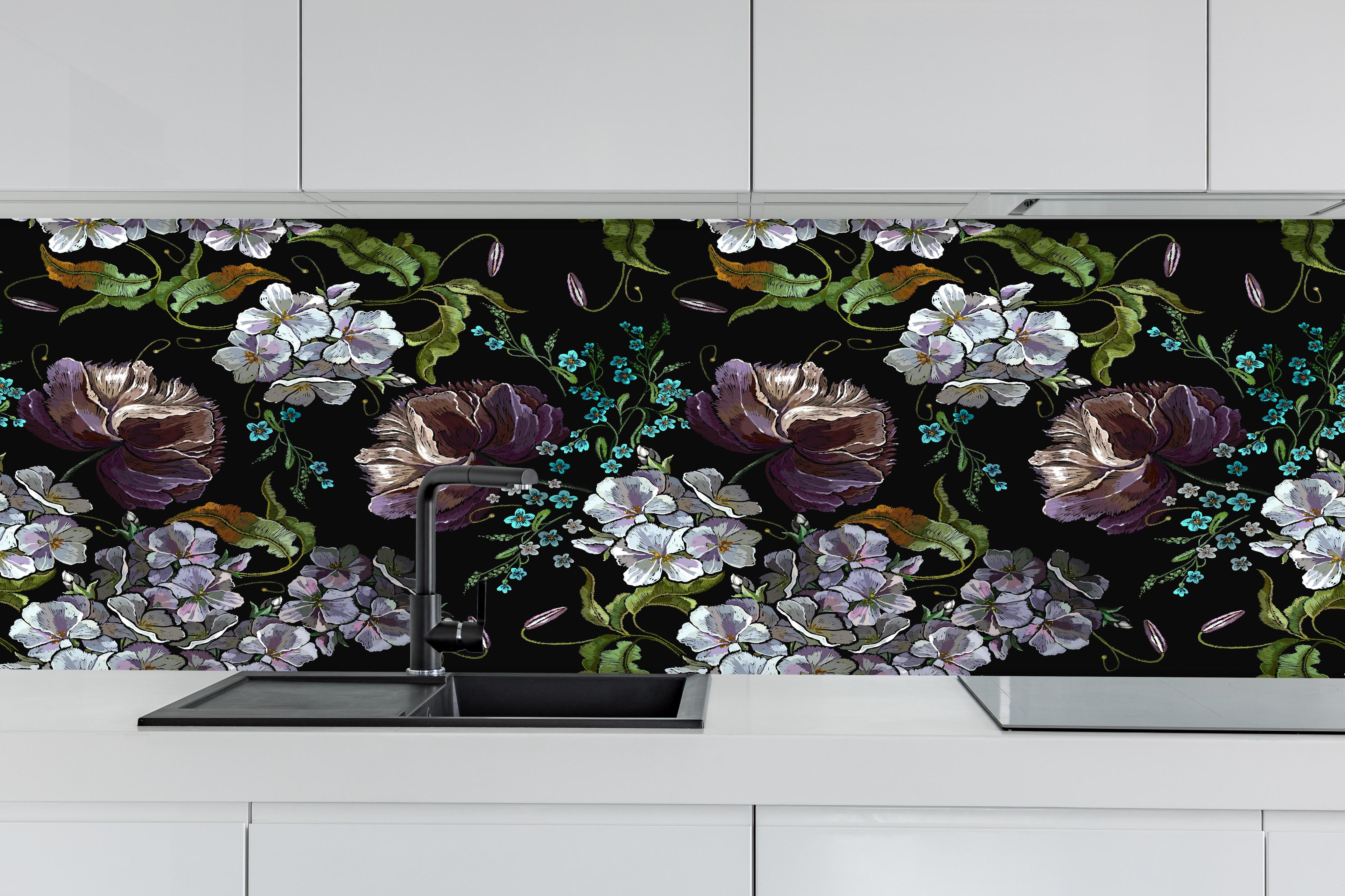 Küche - Nahtloses Blumenmuster in Violett und Weiß hinter weißen Hochglanz-Küchenregalen und schwarzem Wasserhahn