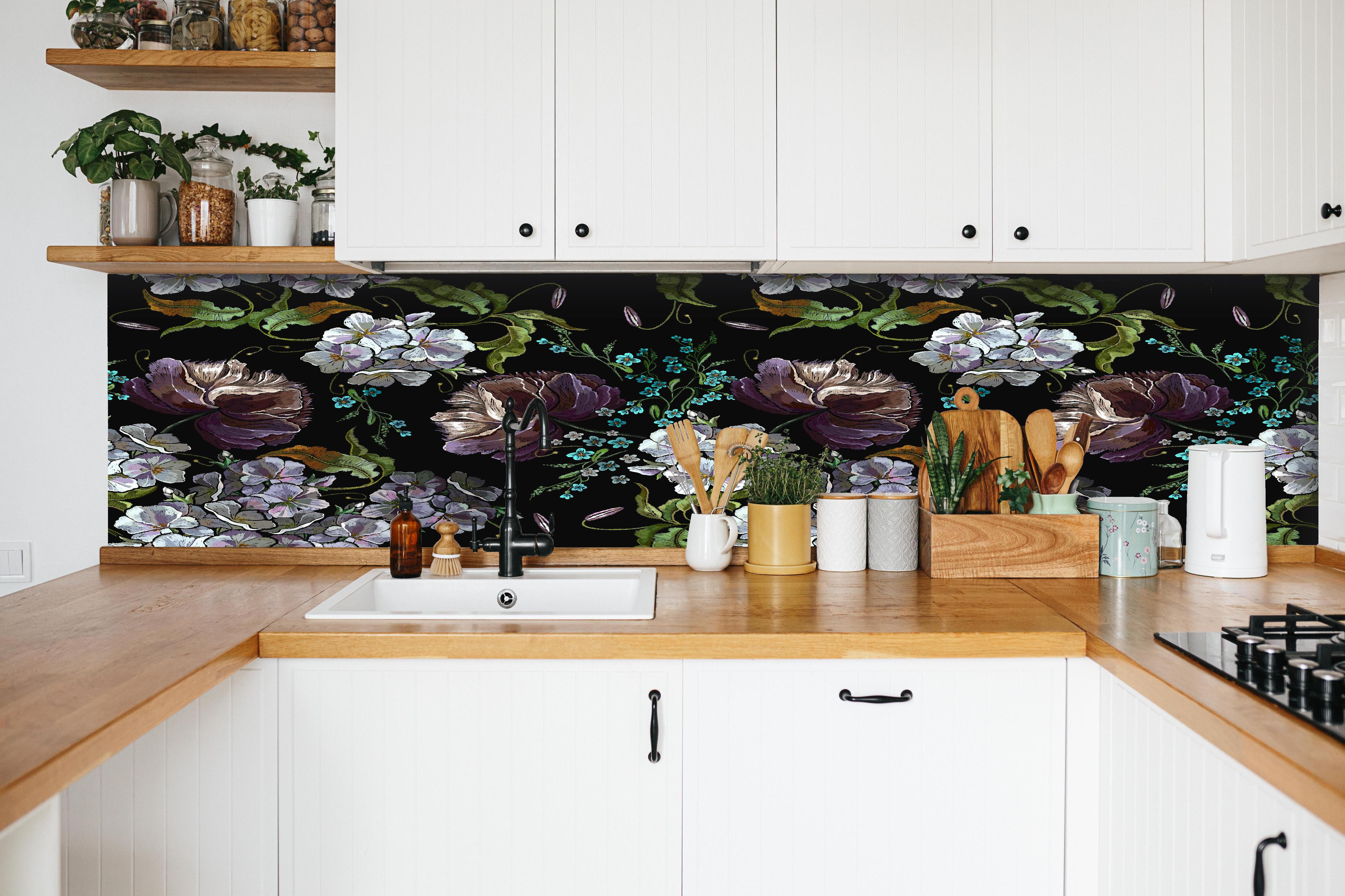 Küche - Nahtloses Blumenmuster in Violett und Weiß hinter weißen Hochglanz-Küchenregalen und schwarzem Wasserhahn