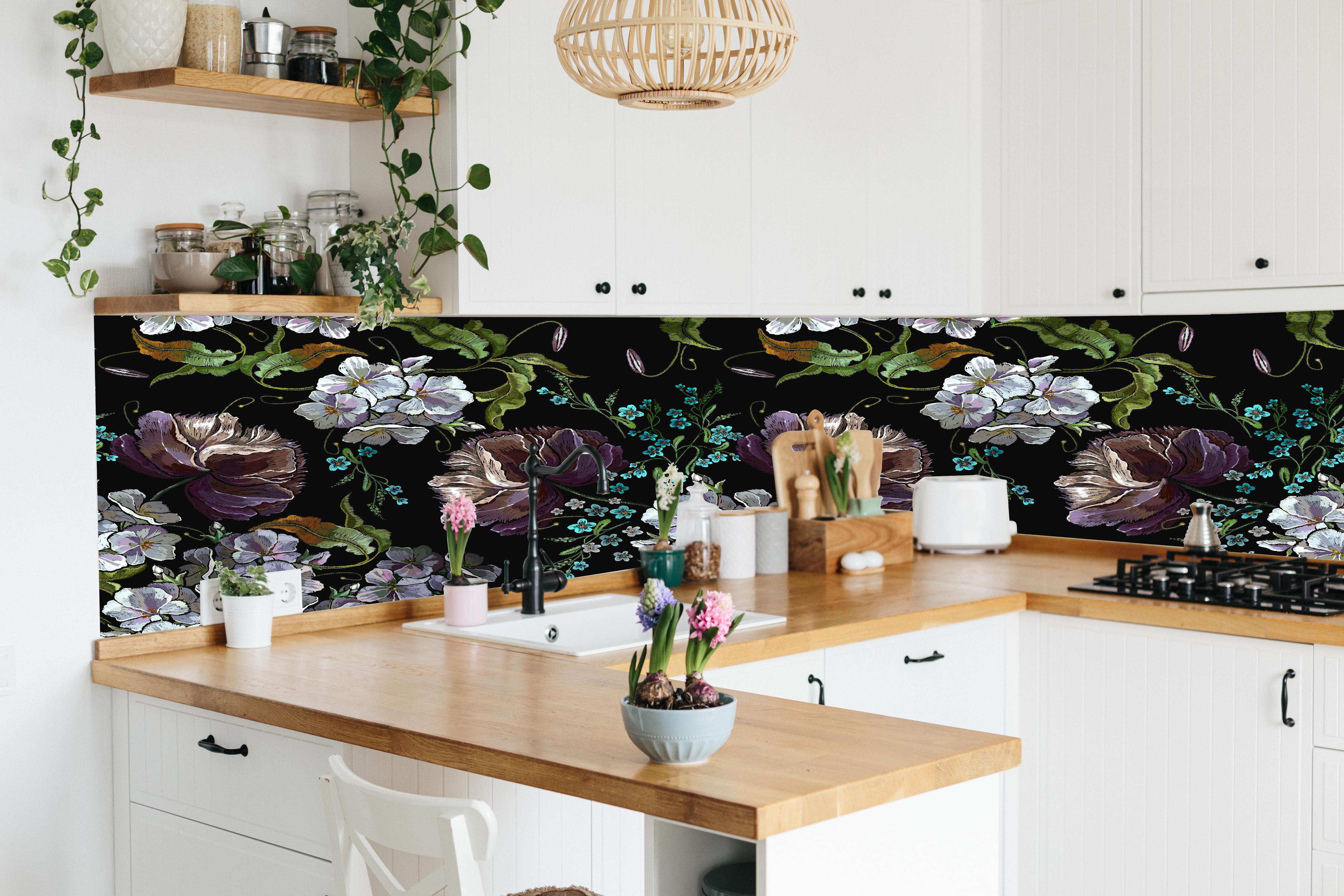 Küche - Nahtloses Blumenmuster in Violett und Weiß hinter weißen Hochglanz-Küchenregalen und schwarzem Wasserhahn