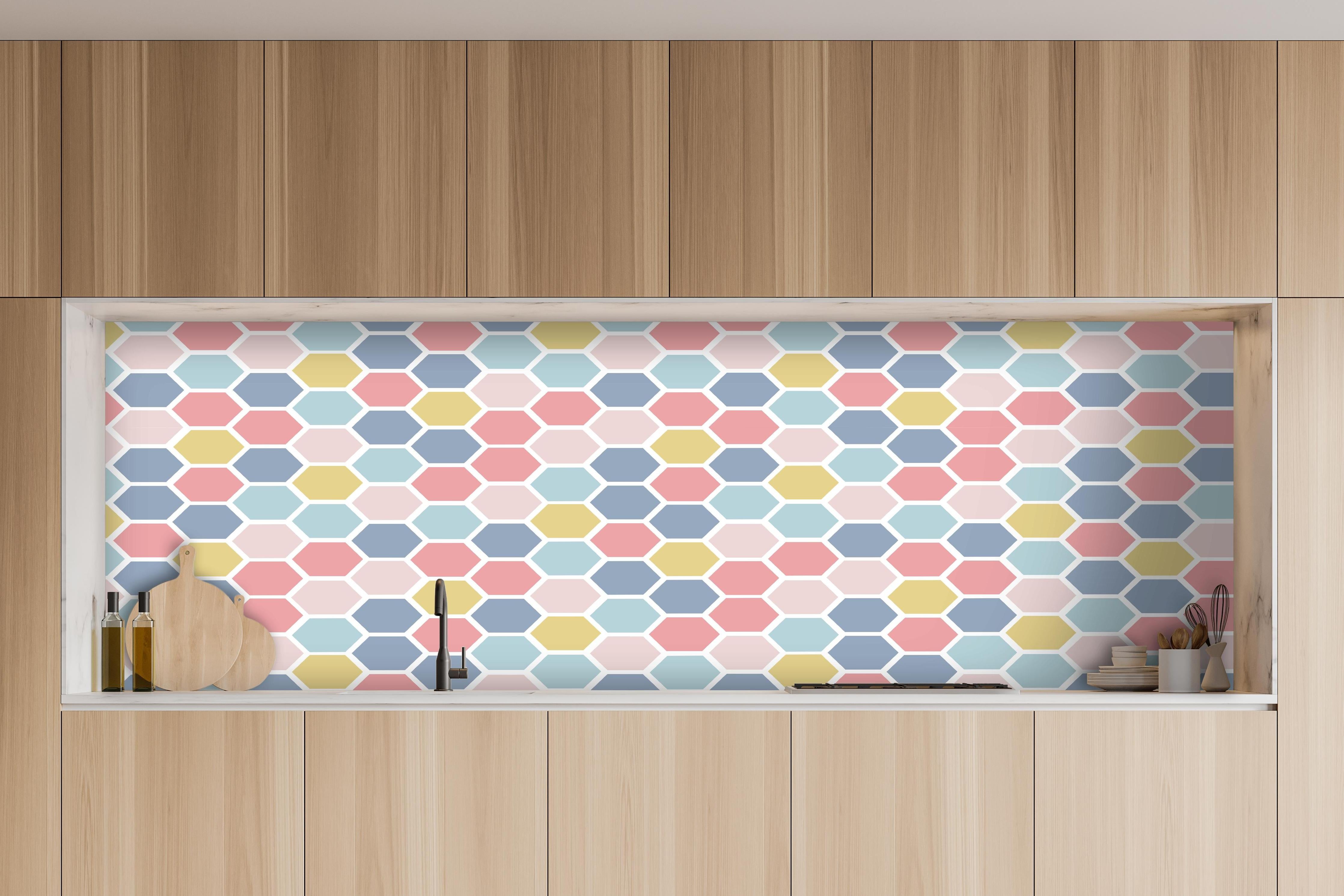 Küche - Nahtloses Nordisches Sechseck Farbmuster hinter weißen Hochglanz-Küchenregalen und schwarzem Wasserhahn