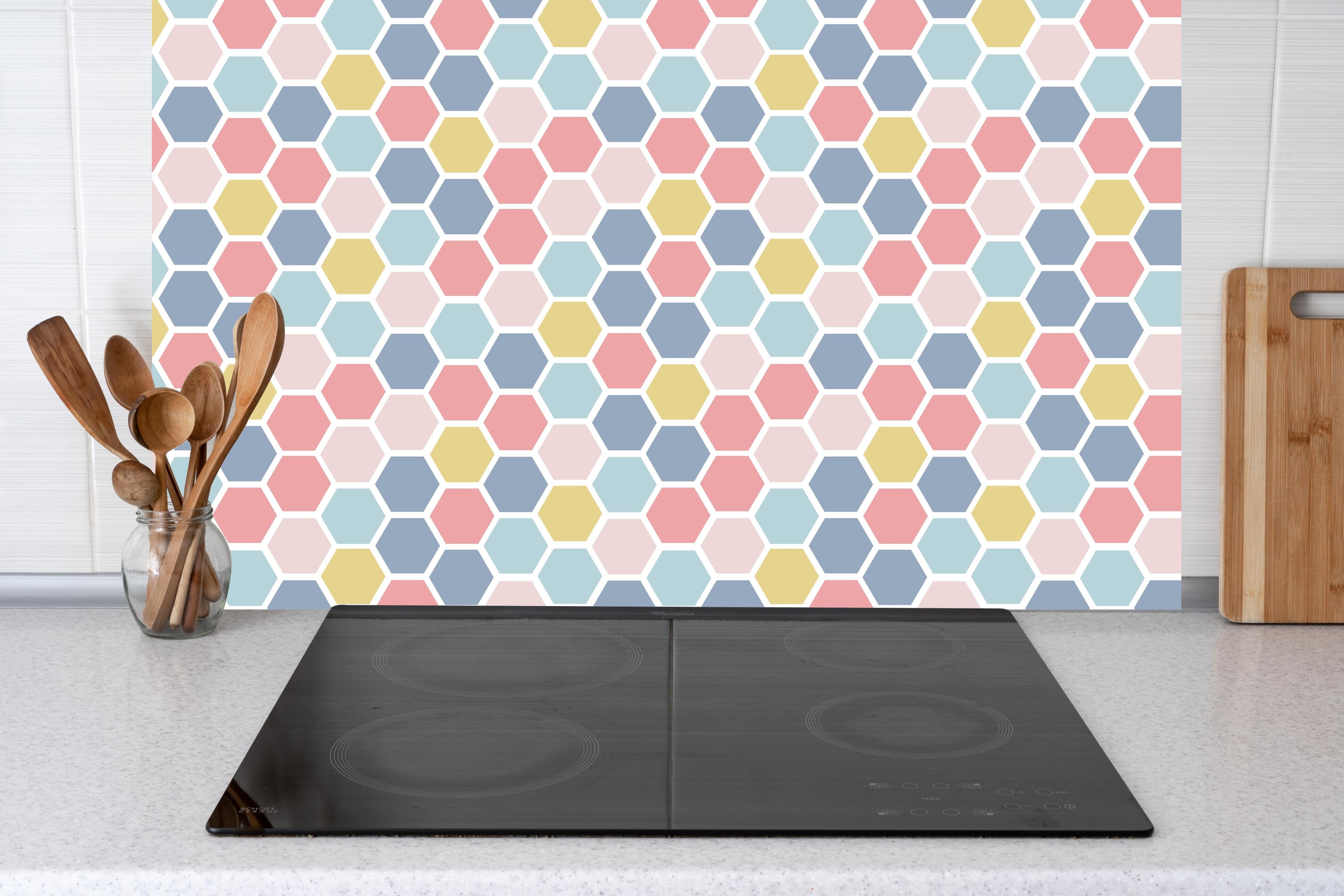 Küche - Nahtloses Nordisches Sechseck Farbmuster hinter weißen Hochglanz-Küchenregalen und schwarzem Wasserhahn