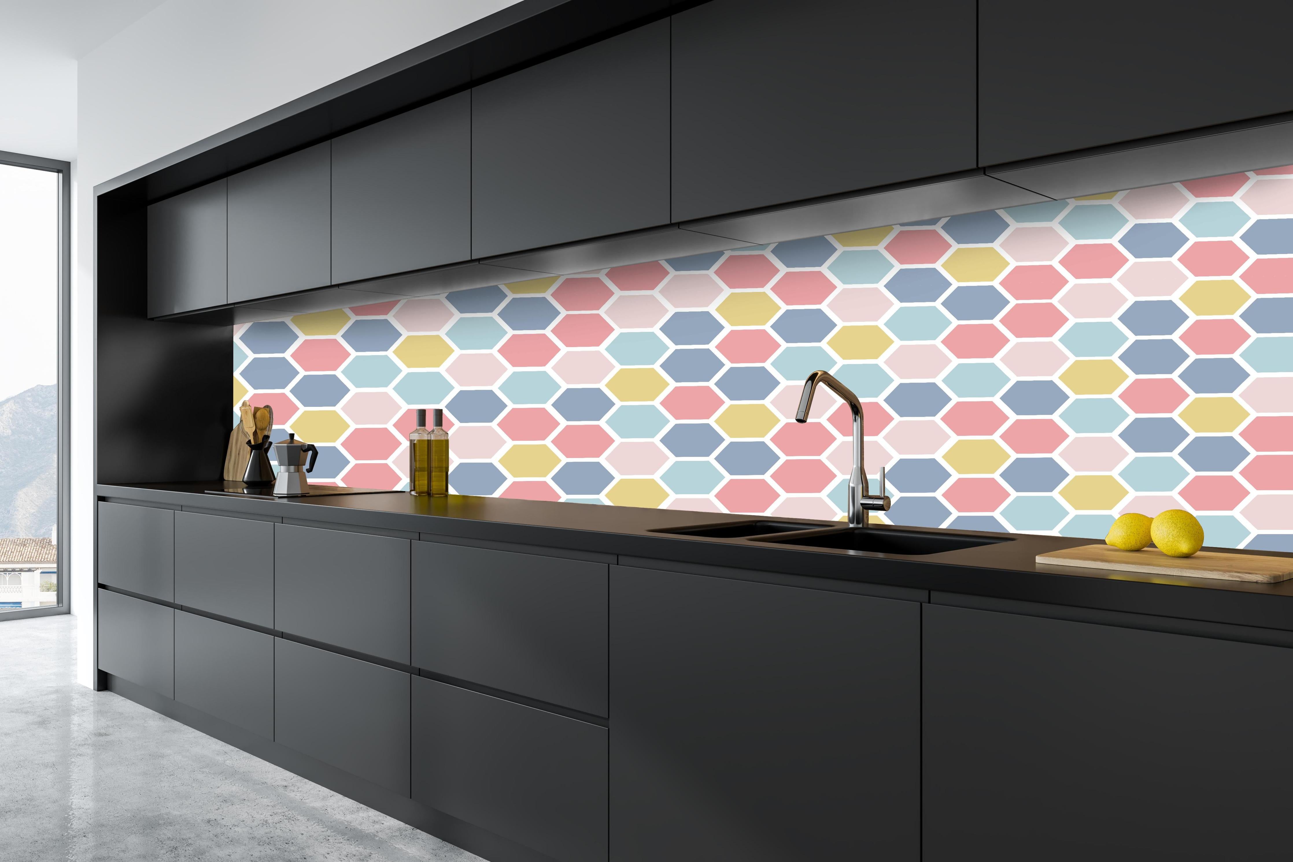 Küche - Nahtloses Nordisches Sechseck Farbmuster hinter weißen Hochglanz-Küchenregalen und schwarzem Wasserhahn