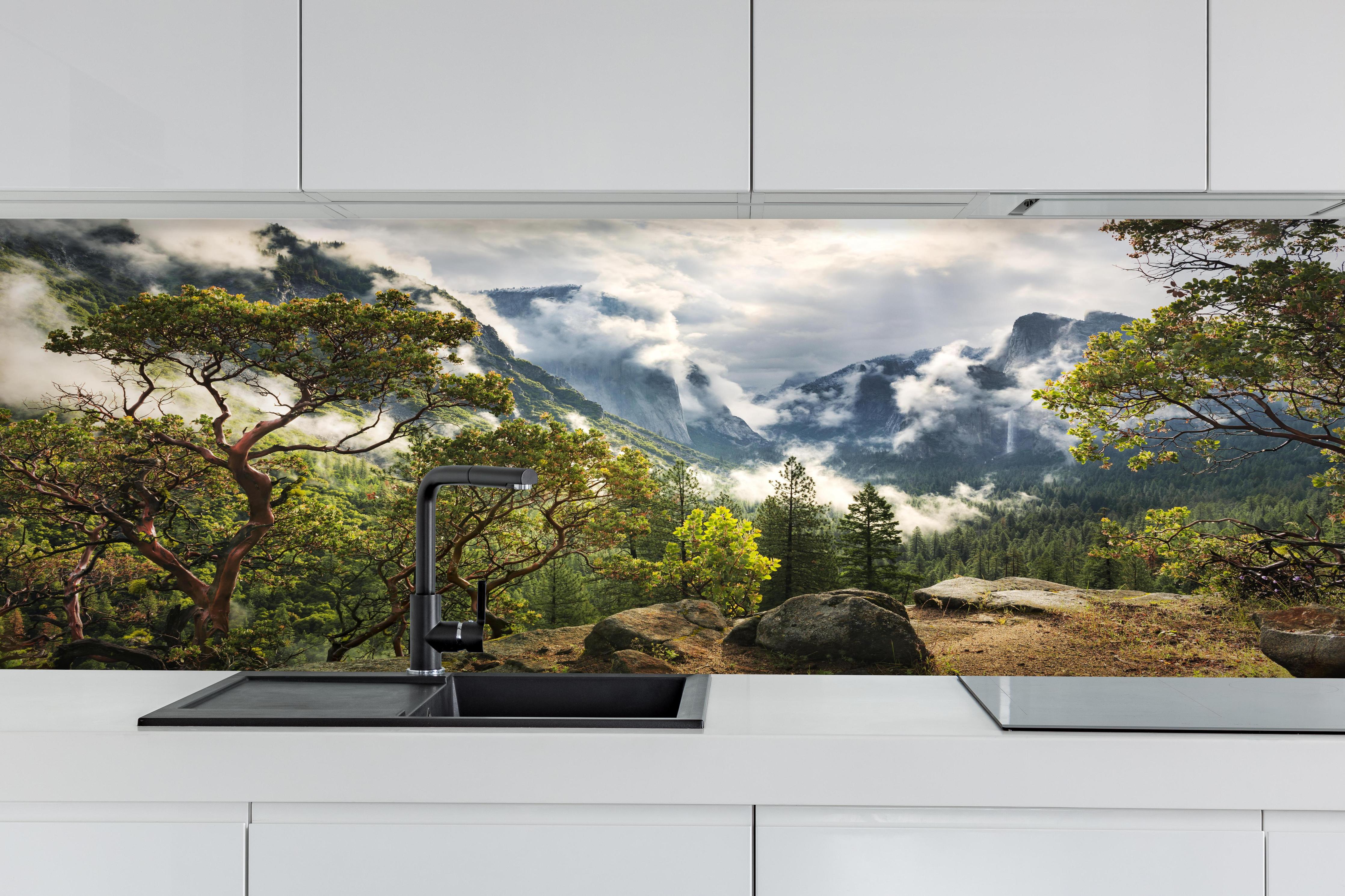 Küche - Nationalpark - Kalifornien, USA hinter weißen Hochglanz-Küchenregalen und schwarzem Wasserhahn