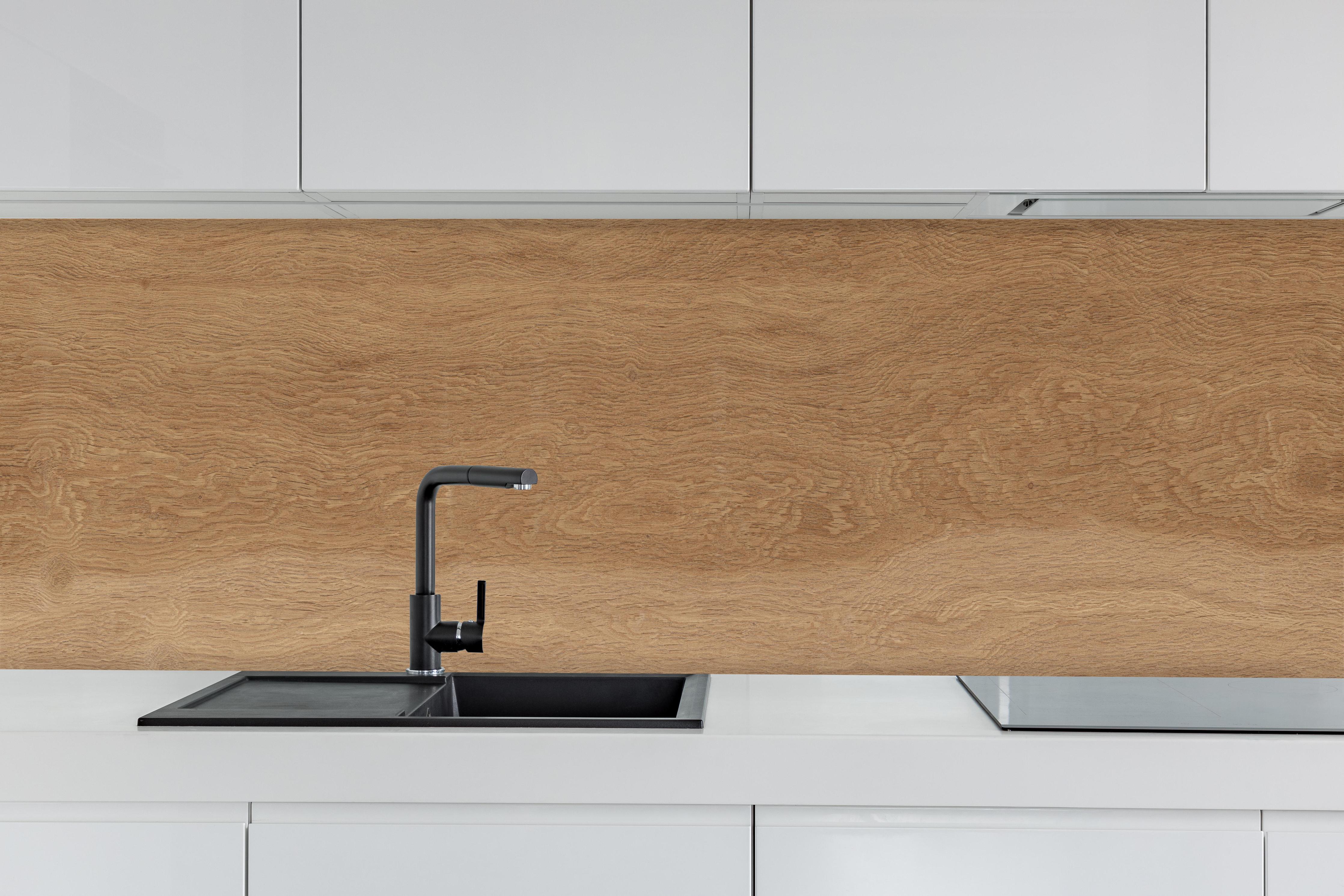 Küche - Natürliche Eichenholz Parkett Textur Hintergrund hinter weißen Hochglanz-Küchenregalen und schwarzem Wasserhahn