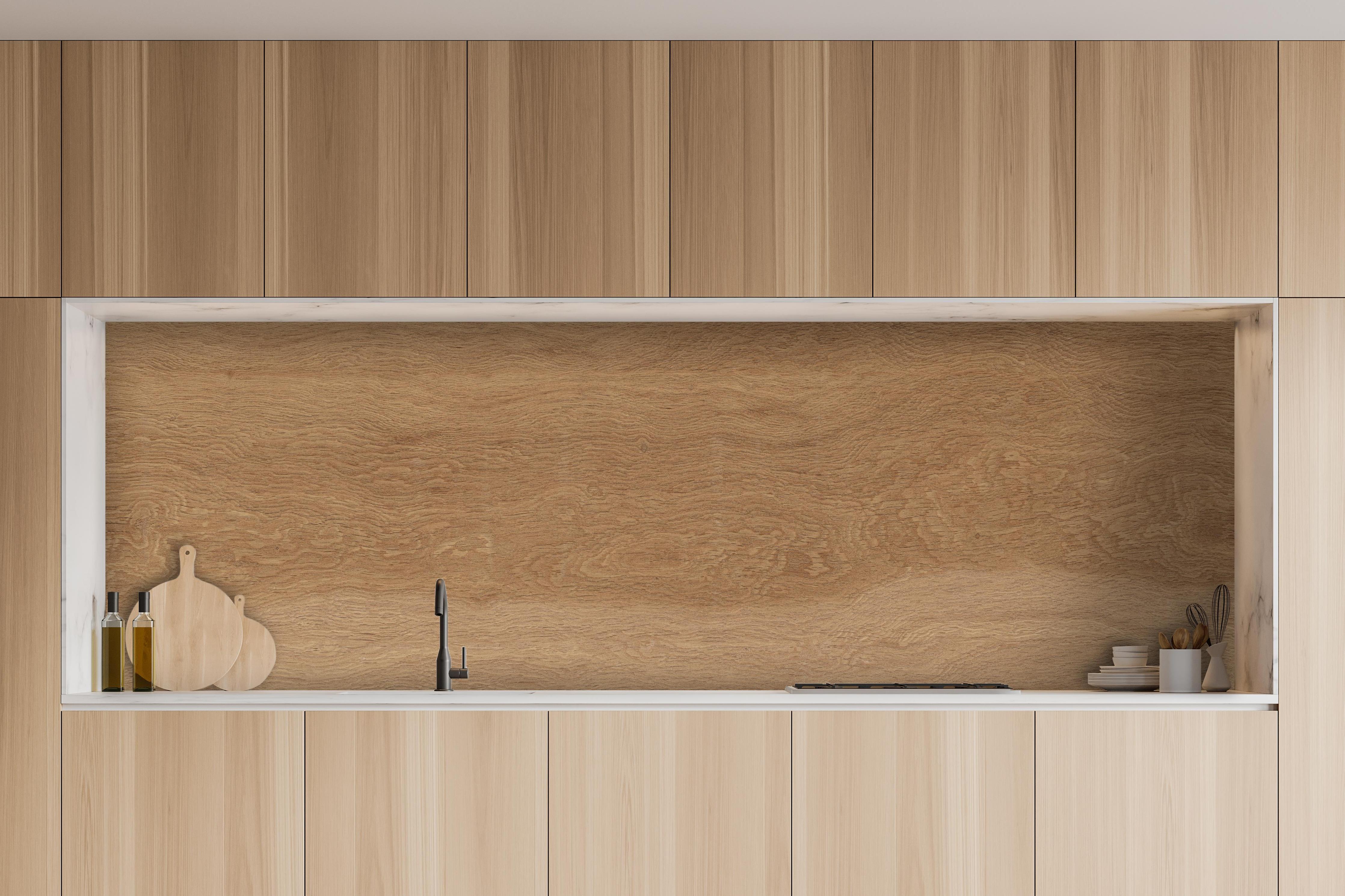 Küche - Natürliche Eichenholz Parkett Textur Hintergrund hinter weißen Hochglanz-Küchenregalen und schwarzem Wasserhahn