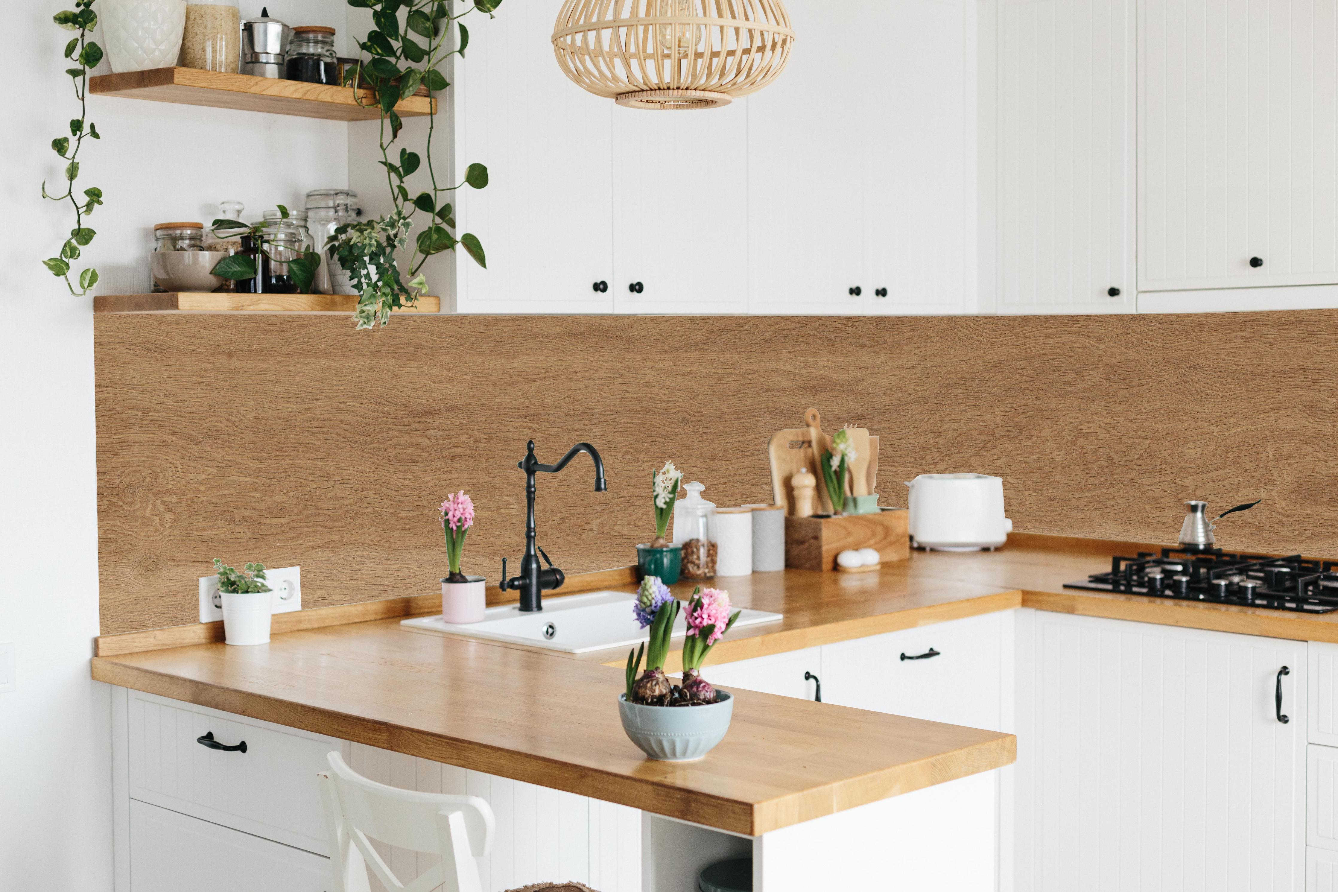 Küche - Natürliche Eichenholz Parkett Textur Hintergrund hinter weißen Hochglanz-Küchenregalen und schwarzem Wasserhahn