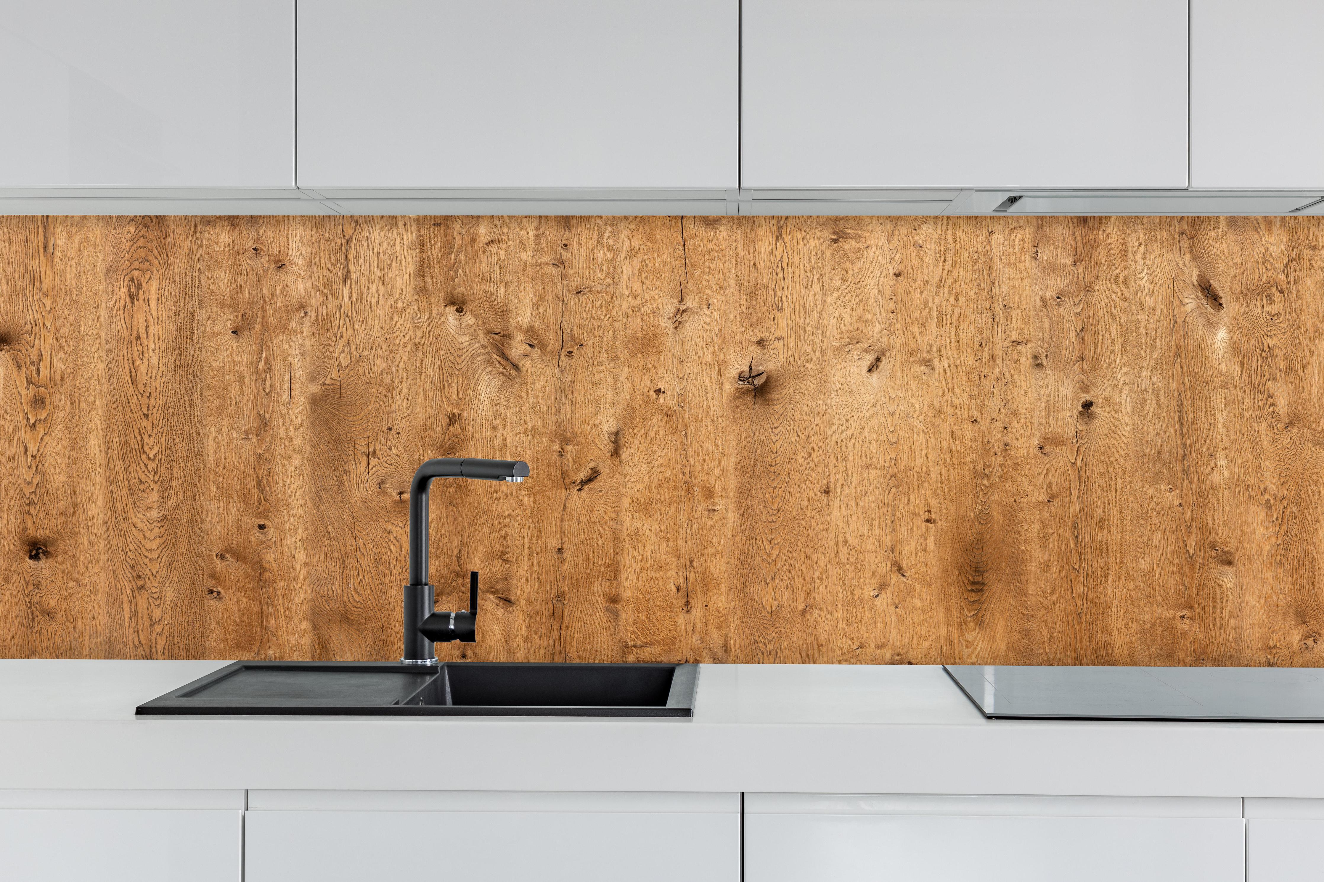 Küche - Natürliche Eichenholz-Struktur hinter weißen Hochglanz-Küchenregalen und schwarzem Wasserhahn