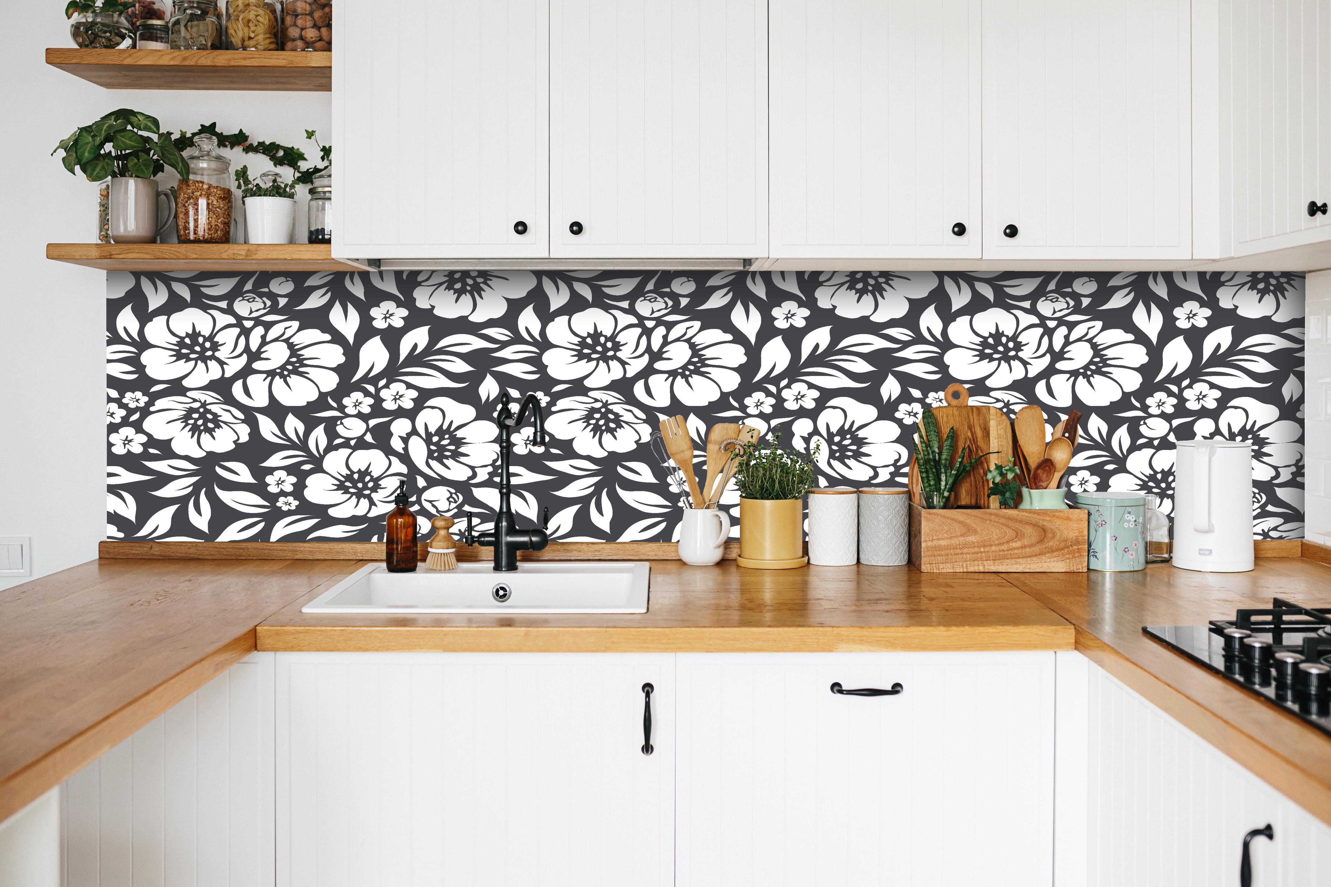 Küche - Natura Floreale Antracite hinter weißen Hochglanz-Küchenregalen und schwarzem Wasserhahn