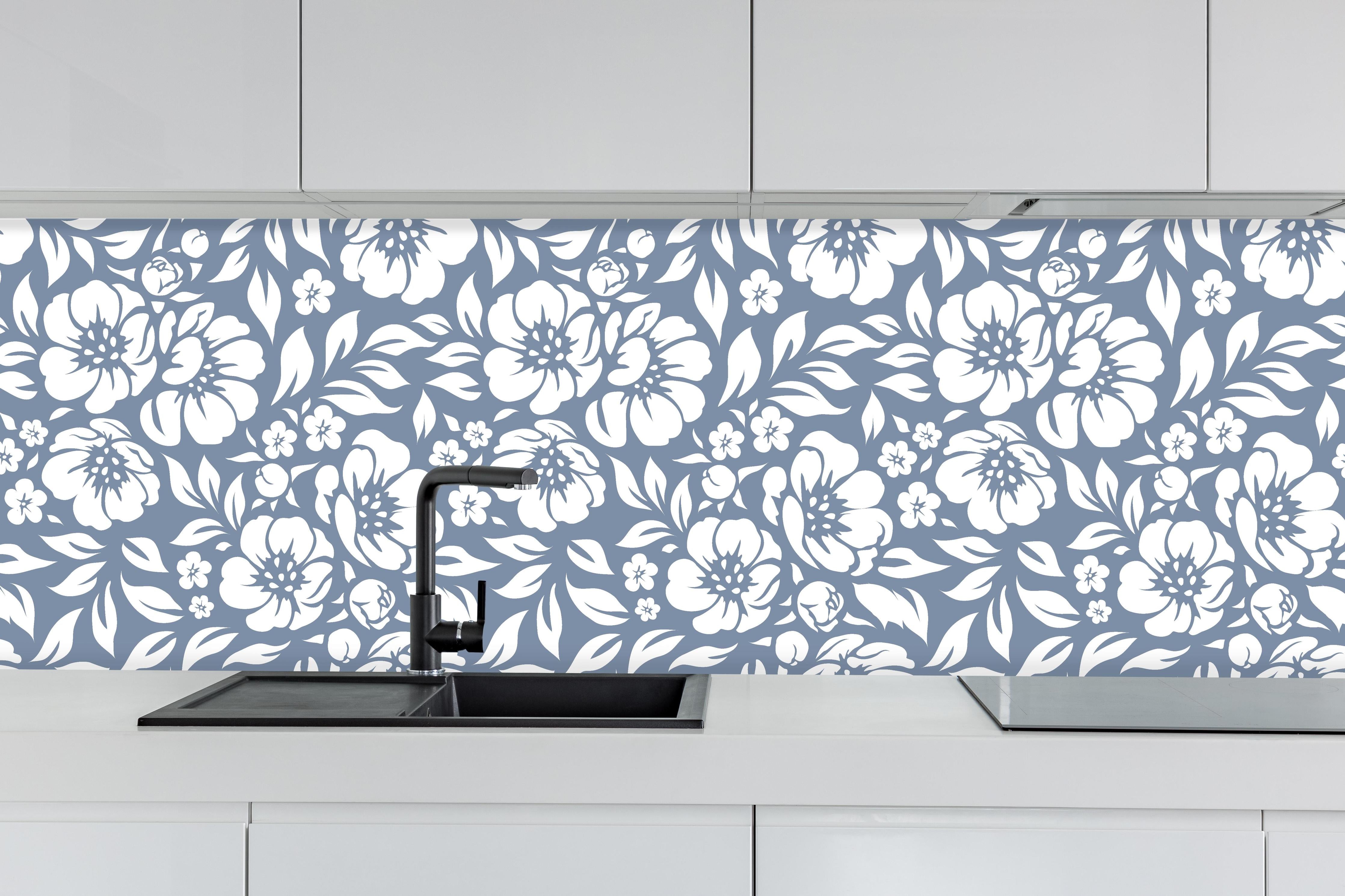 Küche - Natura Floreale Azzurro polvere hinter weißen Hochglanz-Küchenregalen und schwarzem Wasserhahn