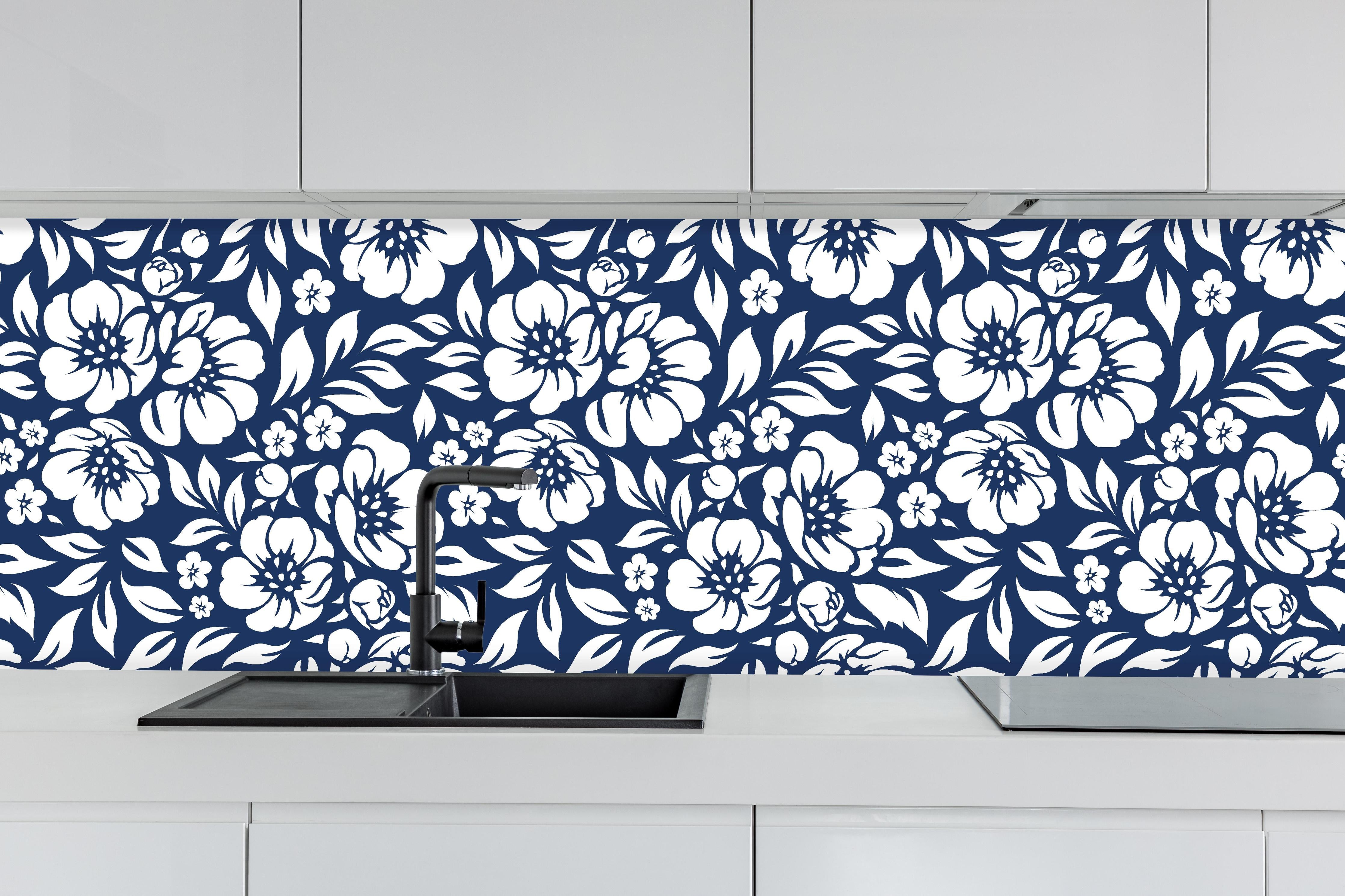 Küche - Natura Floreale Blu notte hinter weißen Hochglanz-Küchenregalen und schwarzem Wasserhahn