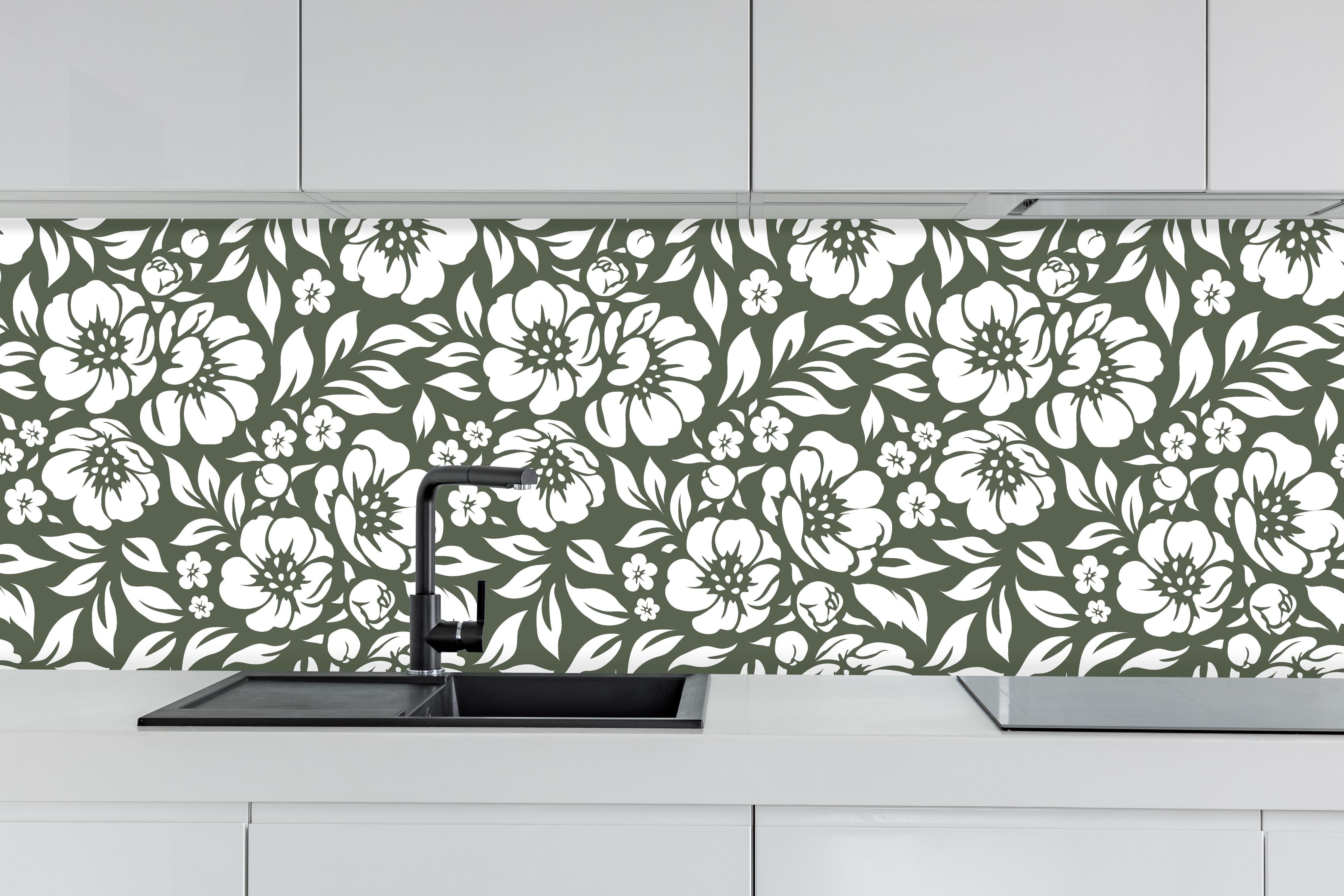 Küche - Natura Floreale Bosco hinter weißen Hochglanz-Küchenregalen und schwarzem Wasserhahn