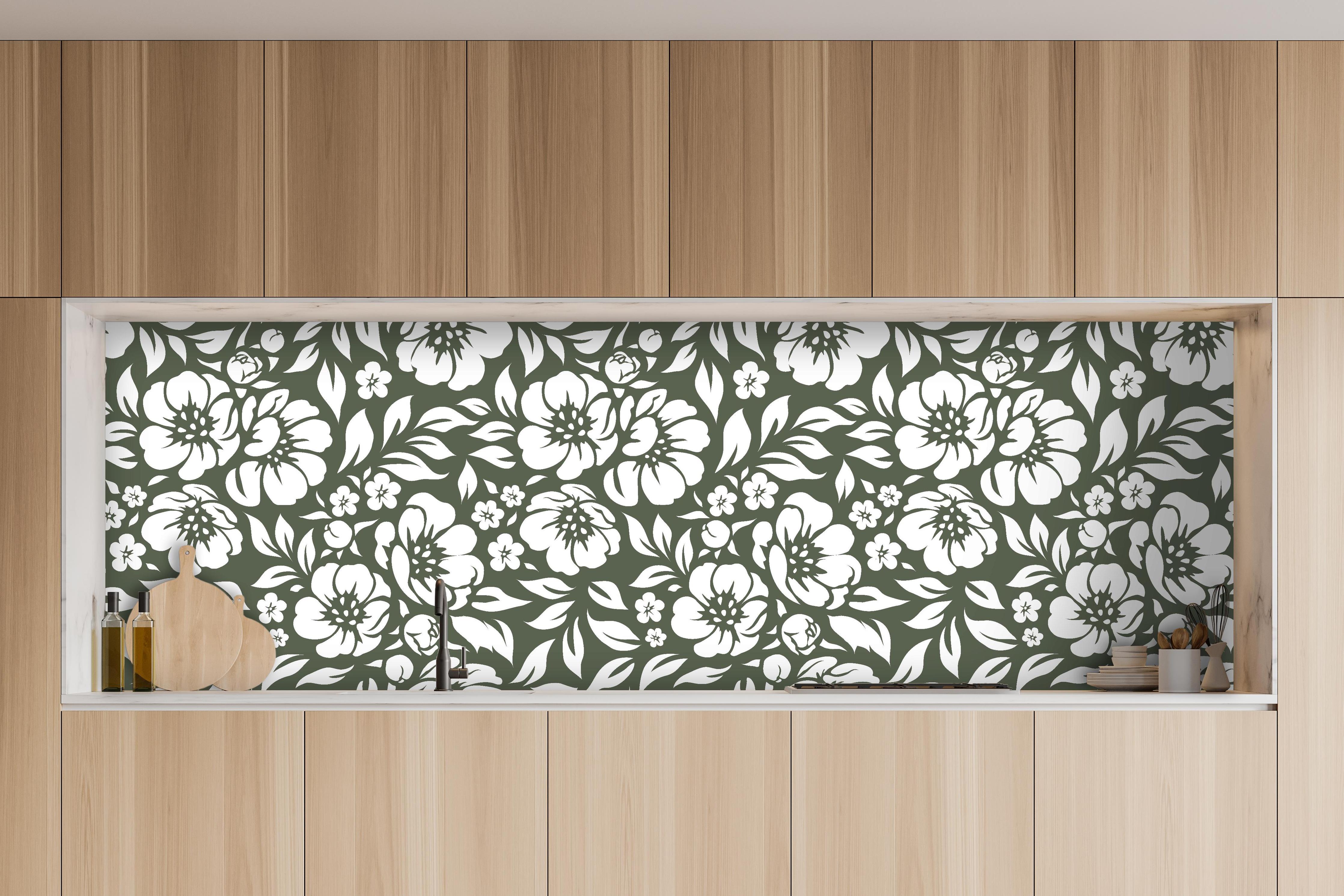 Küche - Natura Floreale Bosco hinter weißen Hochglanz-Küchenregalen und schwarzem Wasserhahn