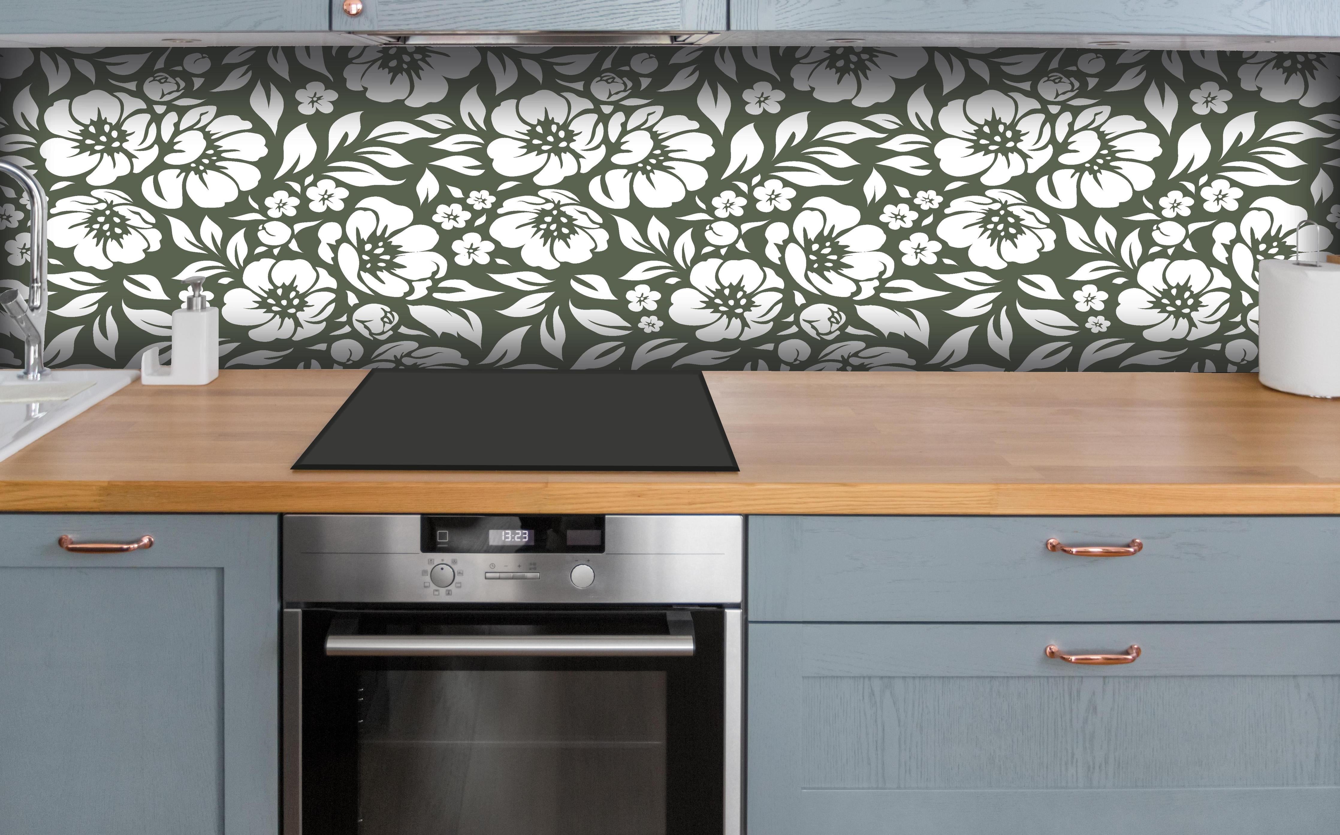 Küche - Natura Floreale Bosco hinter weißen Hochglanz-Küchenregalen und schwarzem Wasserhahn