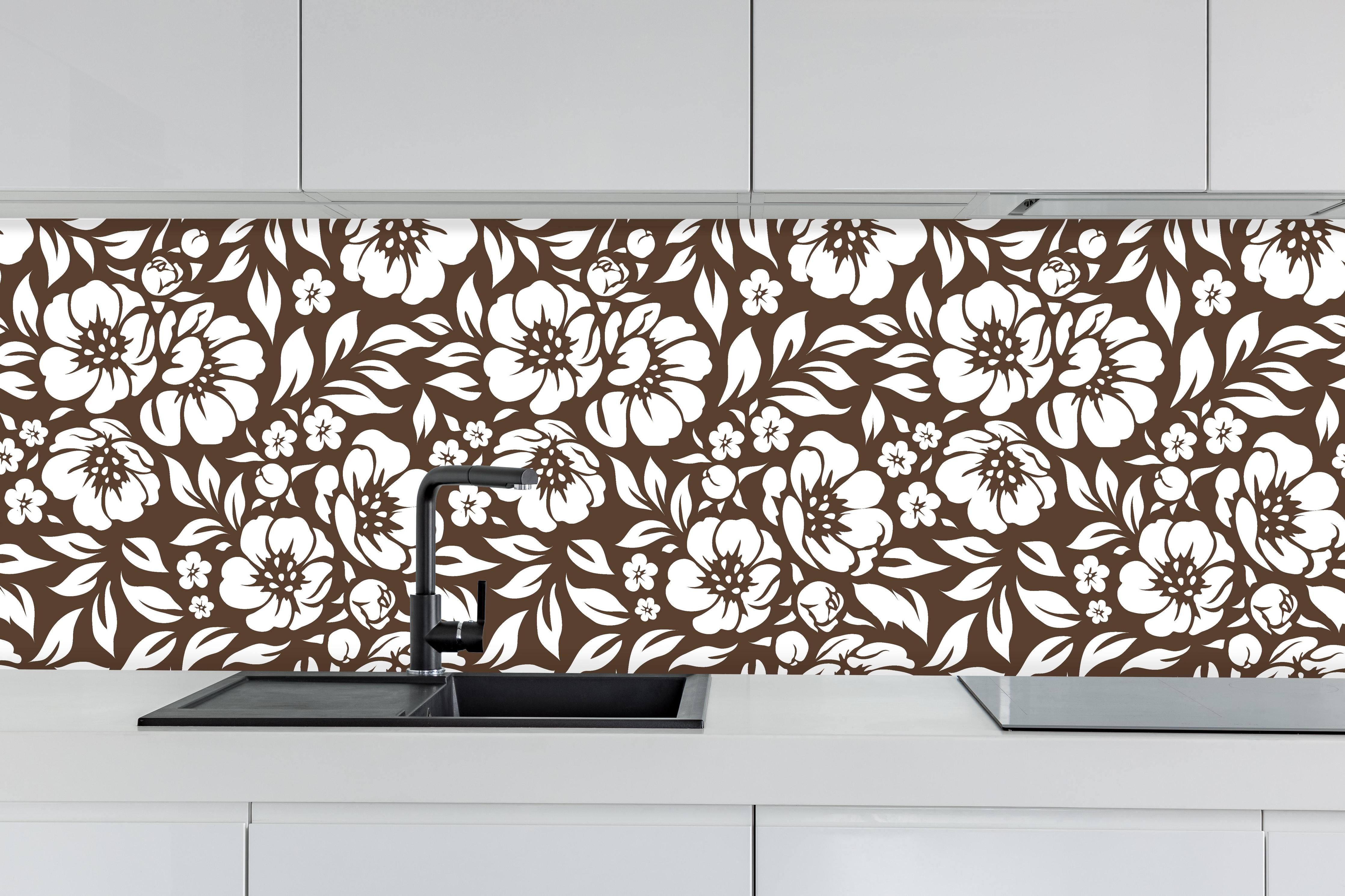 Küche - Natura Floreale Caffè hinter weißen Hochglanz-Küchenregalen und schwarzem Wasserhahn