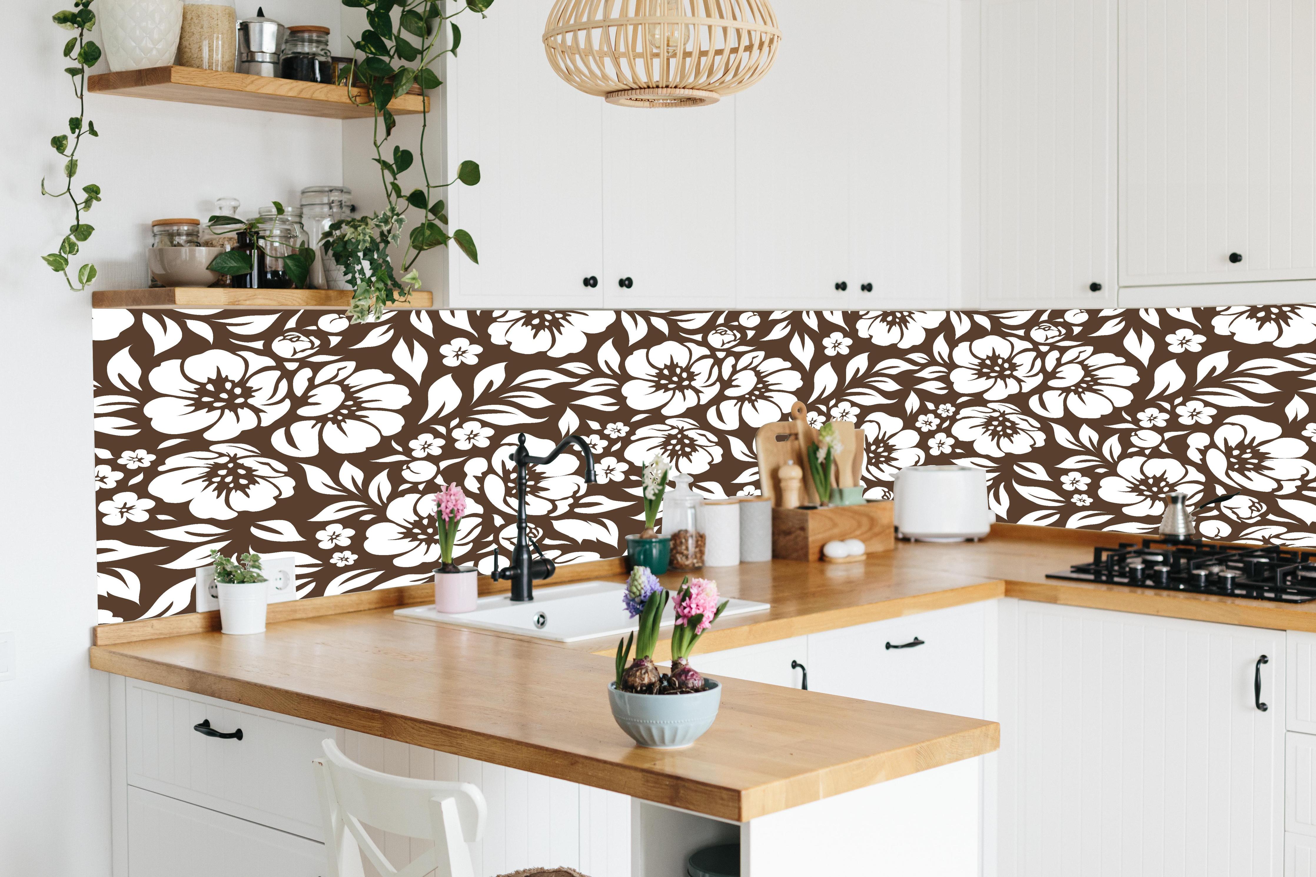 Küche - Natura Floreale Caffè hinter weißen Hochglanz-Küchenregalen und schwarzem Wasserhahn