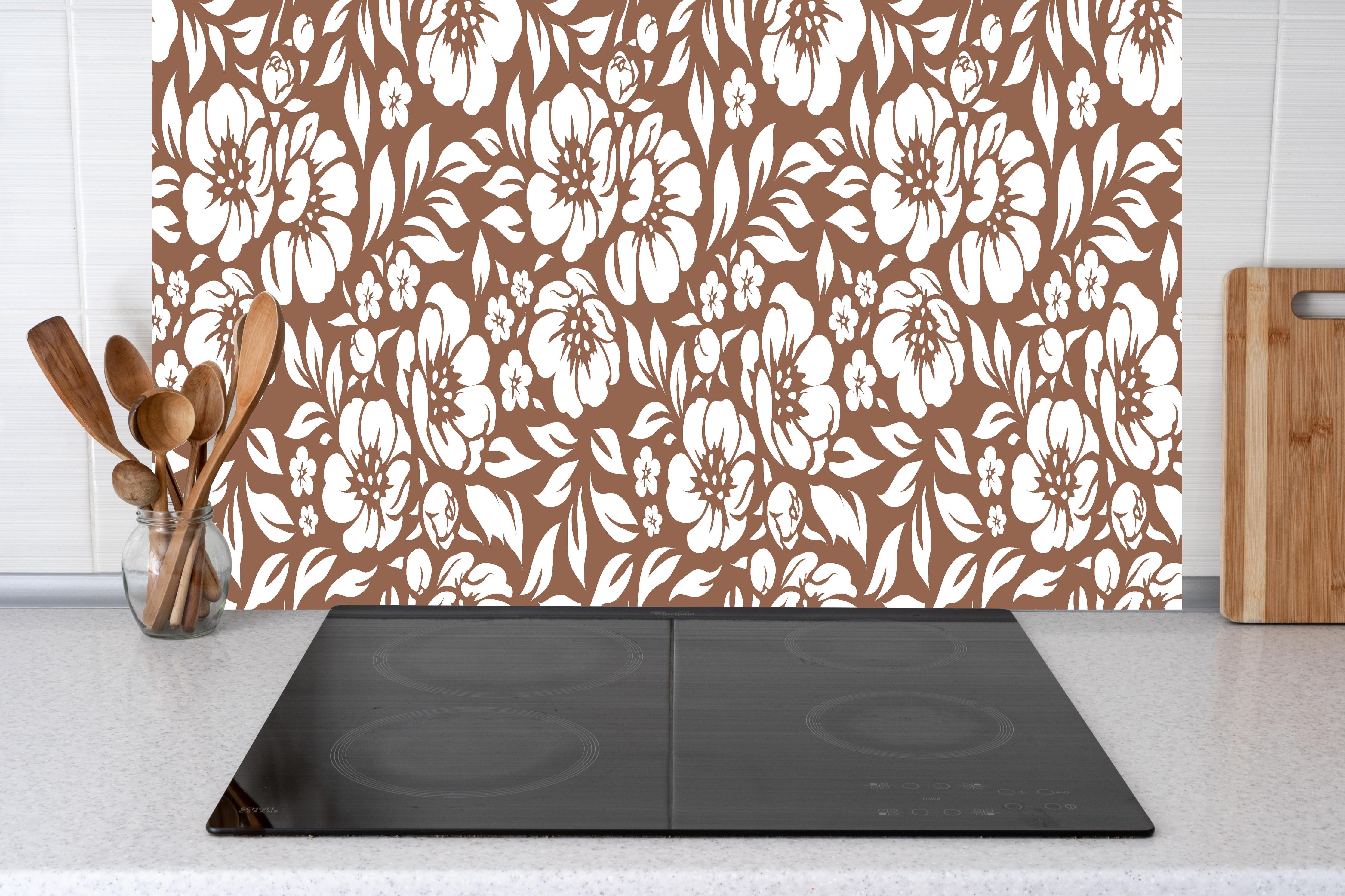 Küche - Natura Floreale Cannella hinter weißen Hochglanz-Küchenregalen und schwarzem Wasserhahn