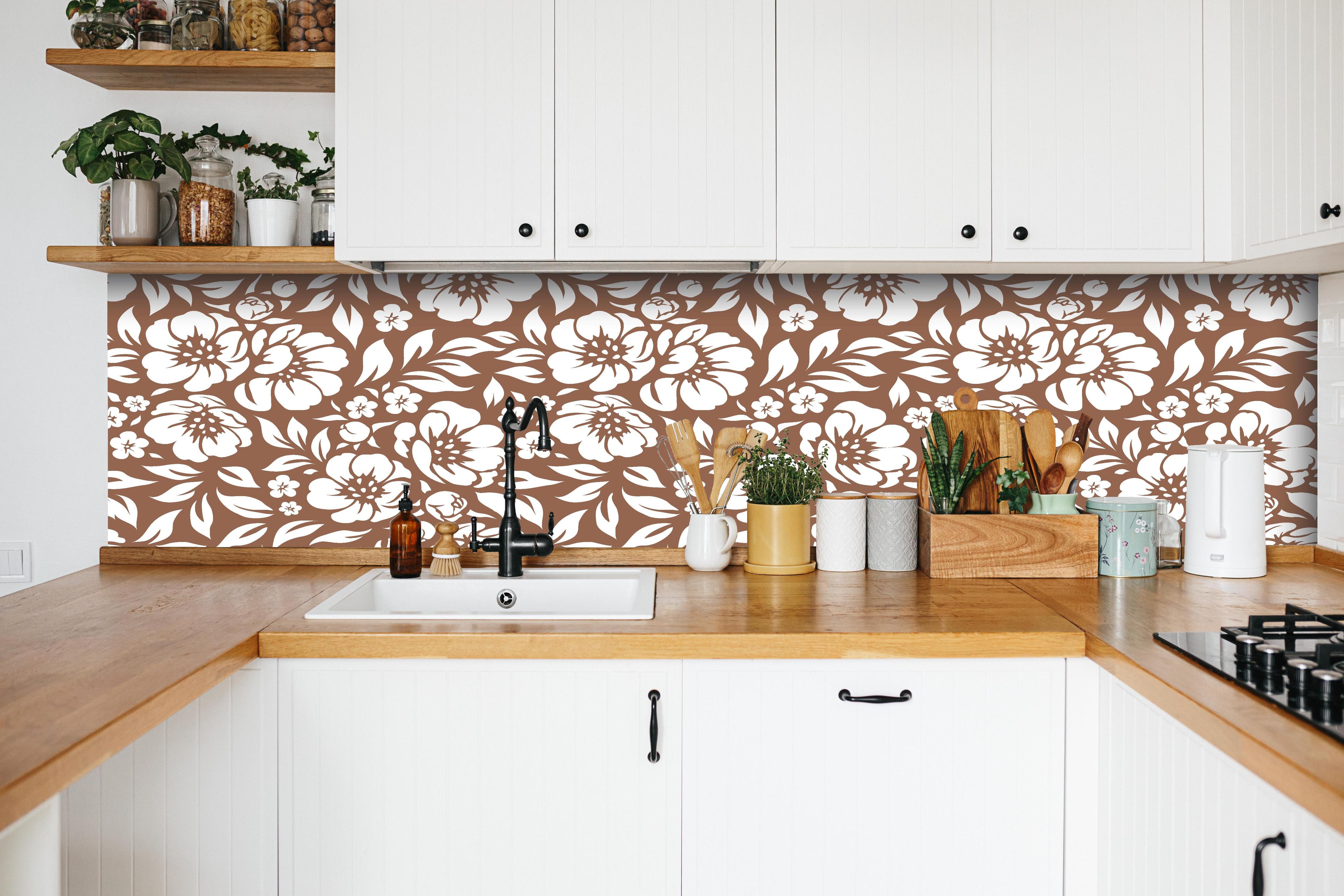 Küche - Natura Floreale Cannella hinter weißen Hochglanz-Küchenregalen und schwarzem Wasserhahn